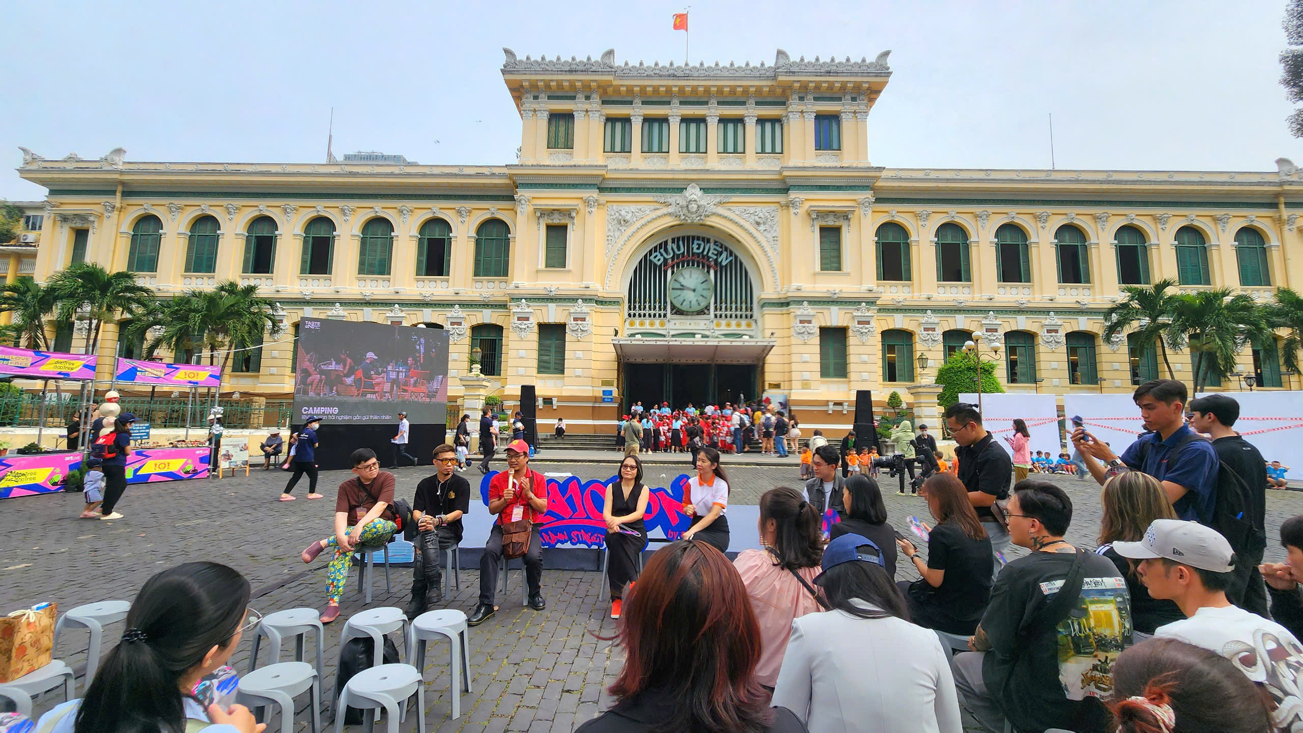 Trải nghiệm miễn phí hoạt động nghệ thuật đường phố trước Bưu điện TP.HCM- Ảnh 1. Trải nghiệm miễn phí hoạt động nghệ thuật đường phố trước Bưu điện TP.HCM- Ảnh 1.