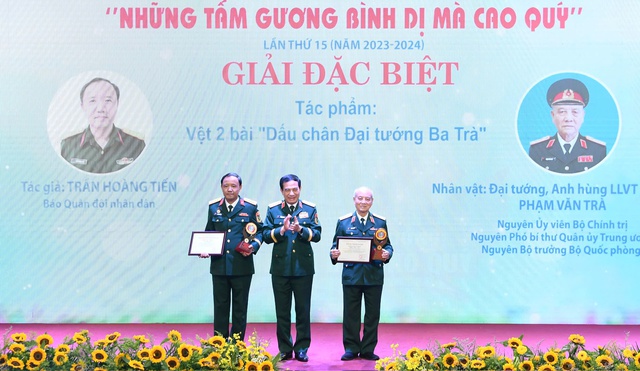Cuộc thi "Những tấm gương bình dị mà cao quý" lần thứ 15 trao giải cho 35 tác phẩm xuất sắc - Ảnh 1. Cuộc thi "Những tấm gương bình dị mà cao quý" lần thứ 15 trao giải cho 35 tác phẩm xuất sắc - Ảnh 1.