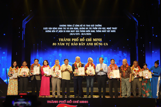 Trao giải cho các tập thể, cá nhân đoạt giải lĩnh vực văn học Ảnh: KIM NGÂN Trao giải cho các tập thể, cá nhân đoạt giải lĩnh vực văn học Ảnh: KIM NGÂN