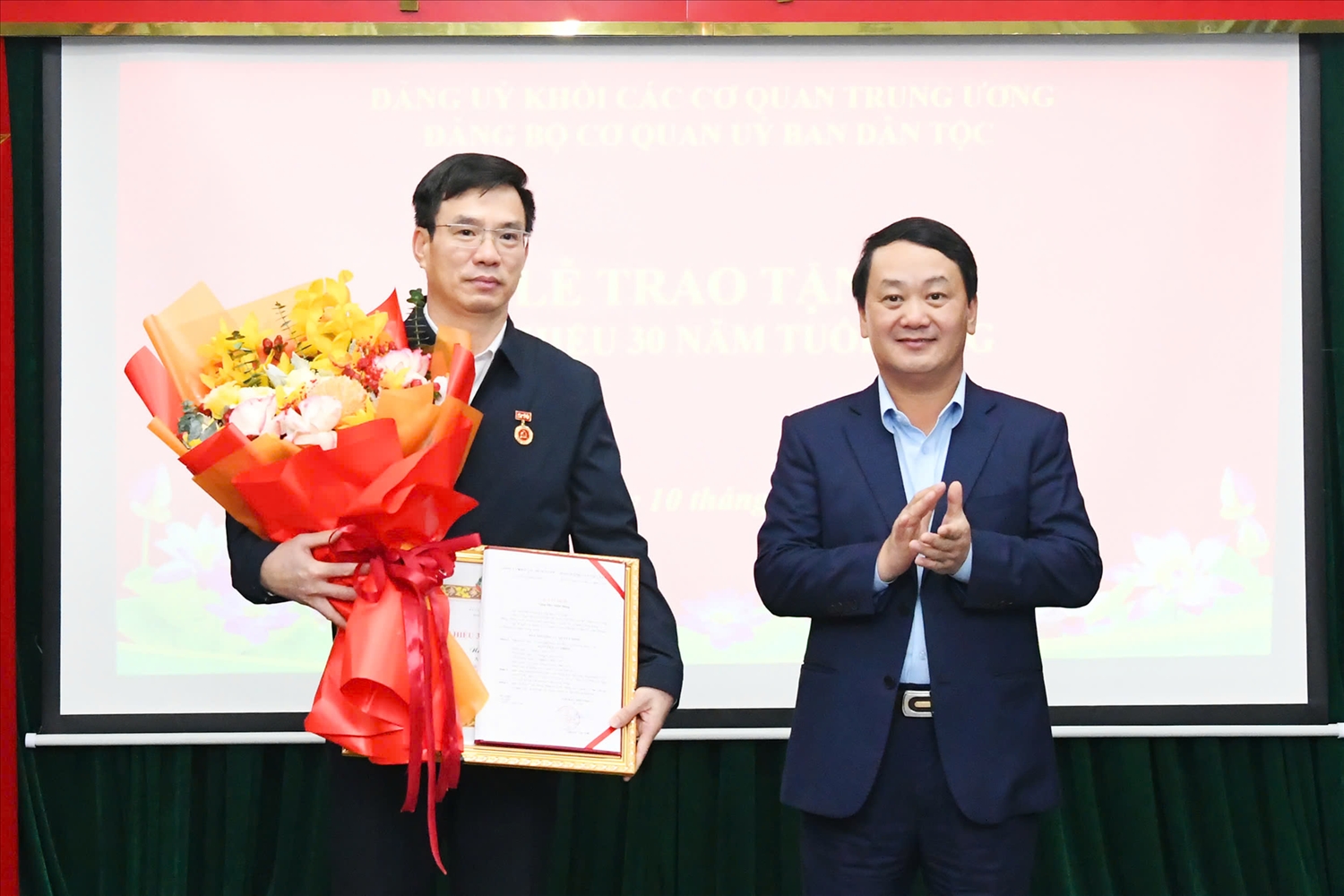 Bí thư Đảng ủy, Bộ trưởng, Chủ nhiệm Hầu A Lềnh trao tặng Huy hiệu 30 năm tuổi đảng cho đồng chí Nguyễn Cao Thịnh Bí thư Đảng ủy, Bộ trưởng, Chủ nhiệm Hầu A Lềnh trao tặng Huy hiệu 30 năm tuổi đảng cho đồng chí Nguyễn Cao Thịnh
