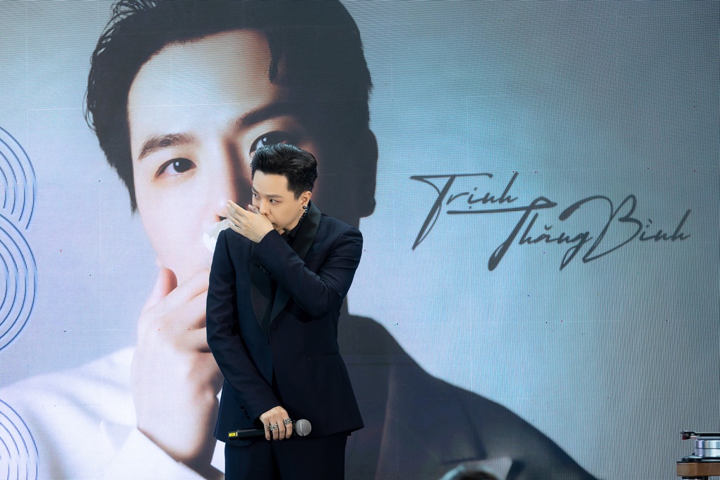 Trịnh Thăng Bình khóc khi ra mắt album sau 3 lần làm lại - 1 Trịnh Thăng Bình khóc khi ra mắt album sau 3 lần làm lại - 1