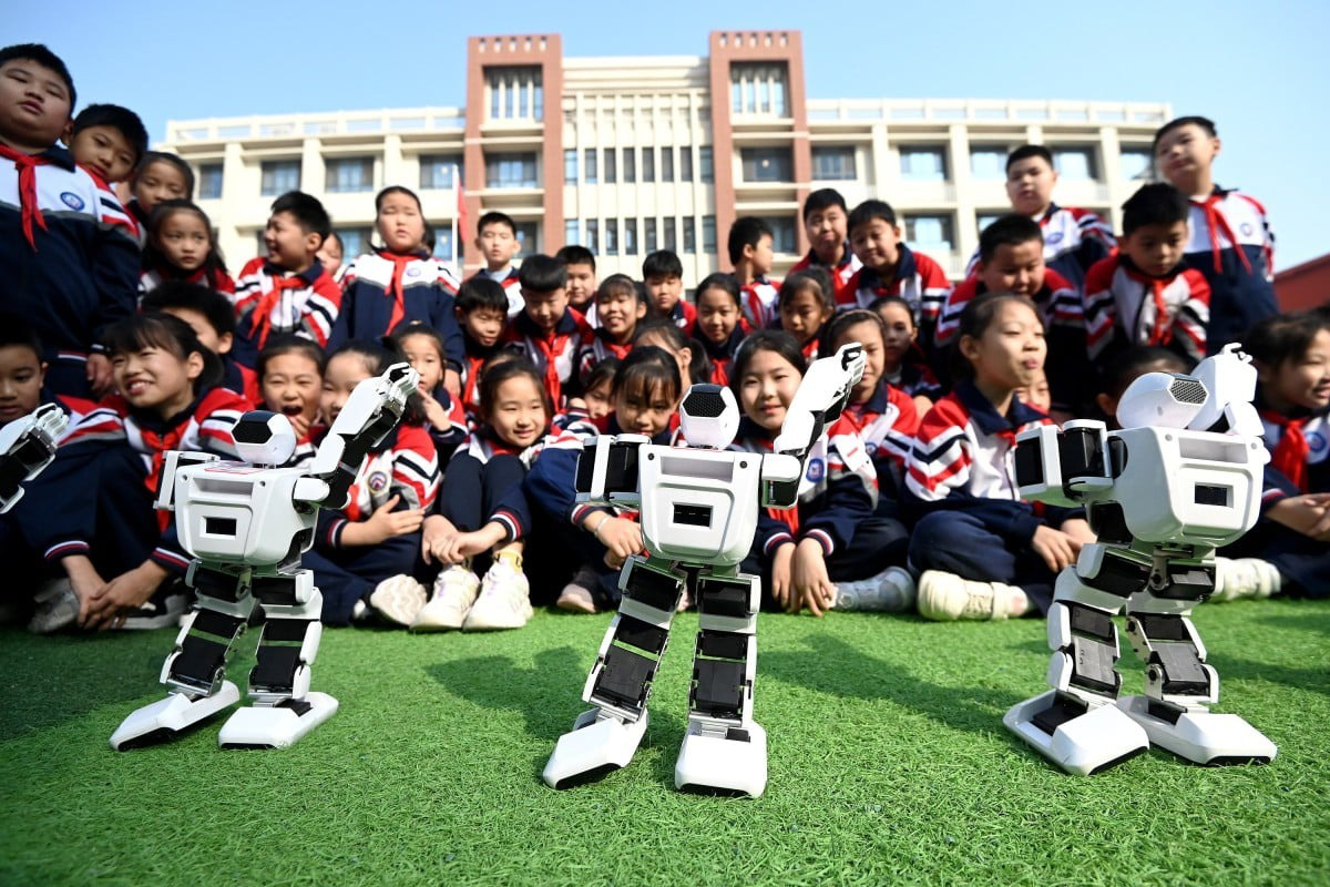 Trung Quốc dạy về AI cho học sinh tiểu học và trung học - Ảnh 1. Trung Quốc dạy về AI cho học sinh cấp 1 và cấp 2 - Ảnh 1.