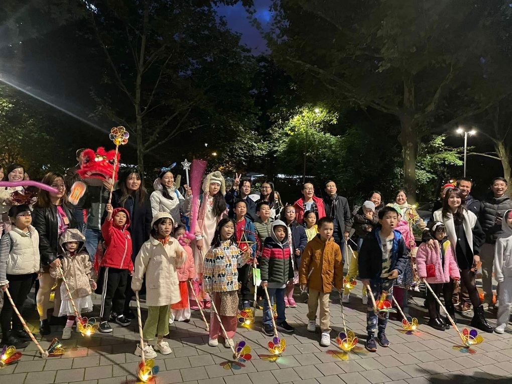 Trung thu đậm chất truyền thống của các em nhỏ Việt tại Đức - 1 Trung thu đậm chất truyền thống của các em nhỏ Việt tại Đức - 1