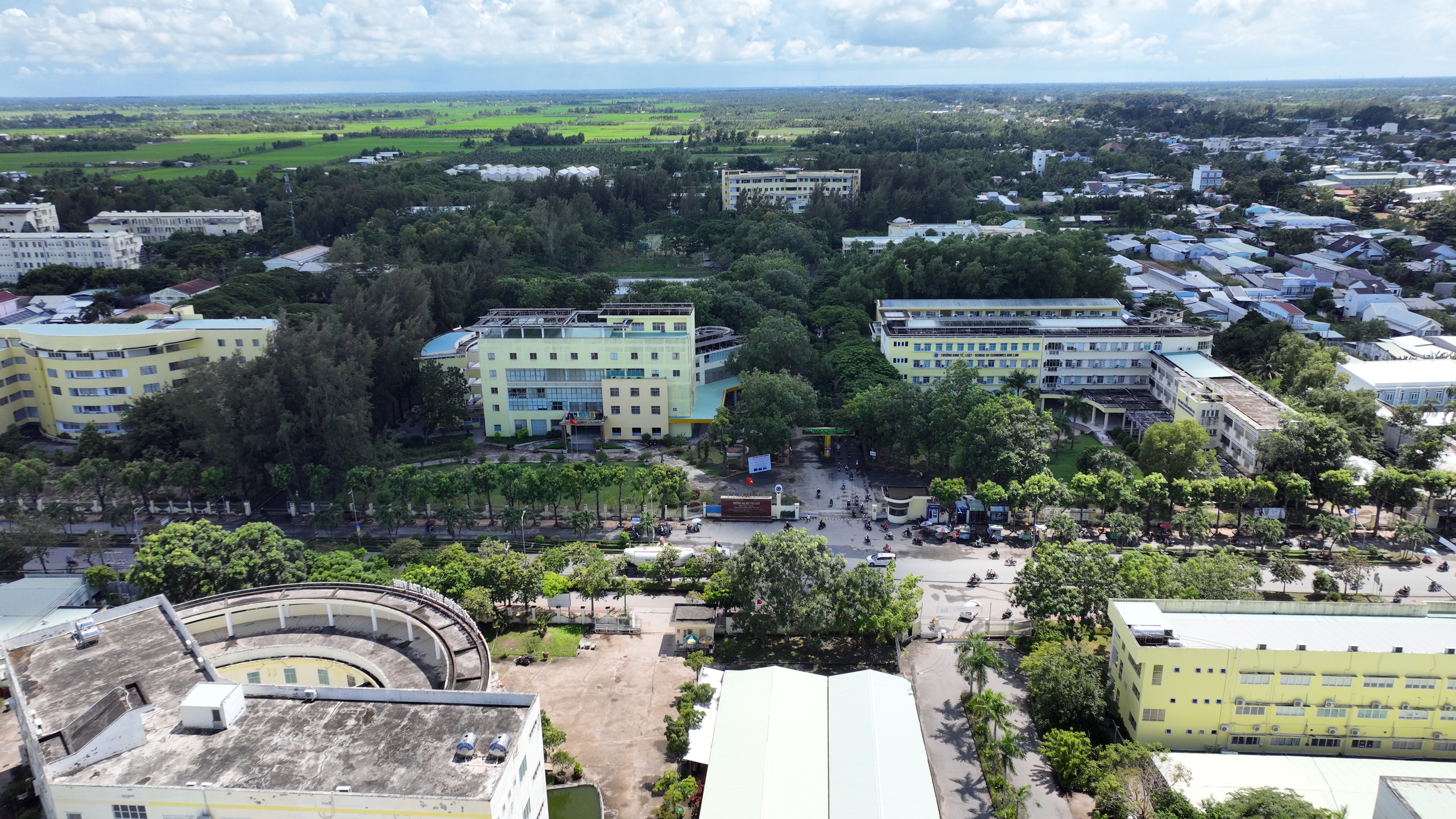Trường ĐH Trà Vinh đứng thứ 2 Việt Nam về trường ĐH xanh, phát triển bền vững - Ảnh 1. Trường ĐH Trà Vinh đứng thứ 2 Việt Nam về trường ĐH xanh, phát triển bền vững - Ảnh 1.