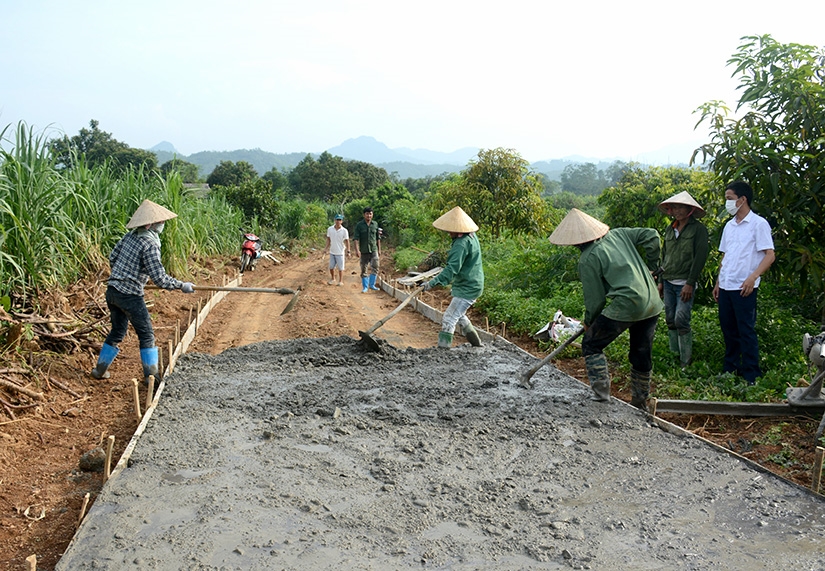 Đến nay, 86% thôn, bản ở huyện vùng cao Tương Dương có đường ô tô được cứng hóa về đến trung tâm Đến nay, 86% thôn, bản ở huyện vùng cao Tương Dương đã có đường ô tô được cứng hóa về đến trung tâm