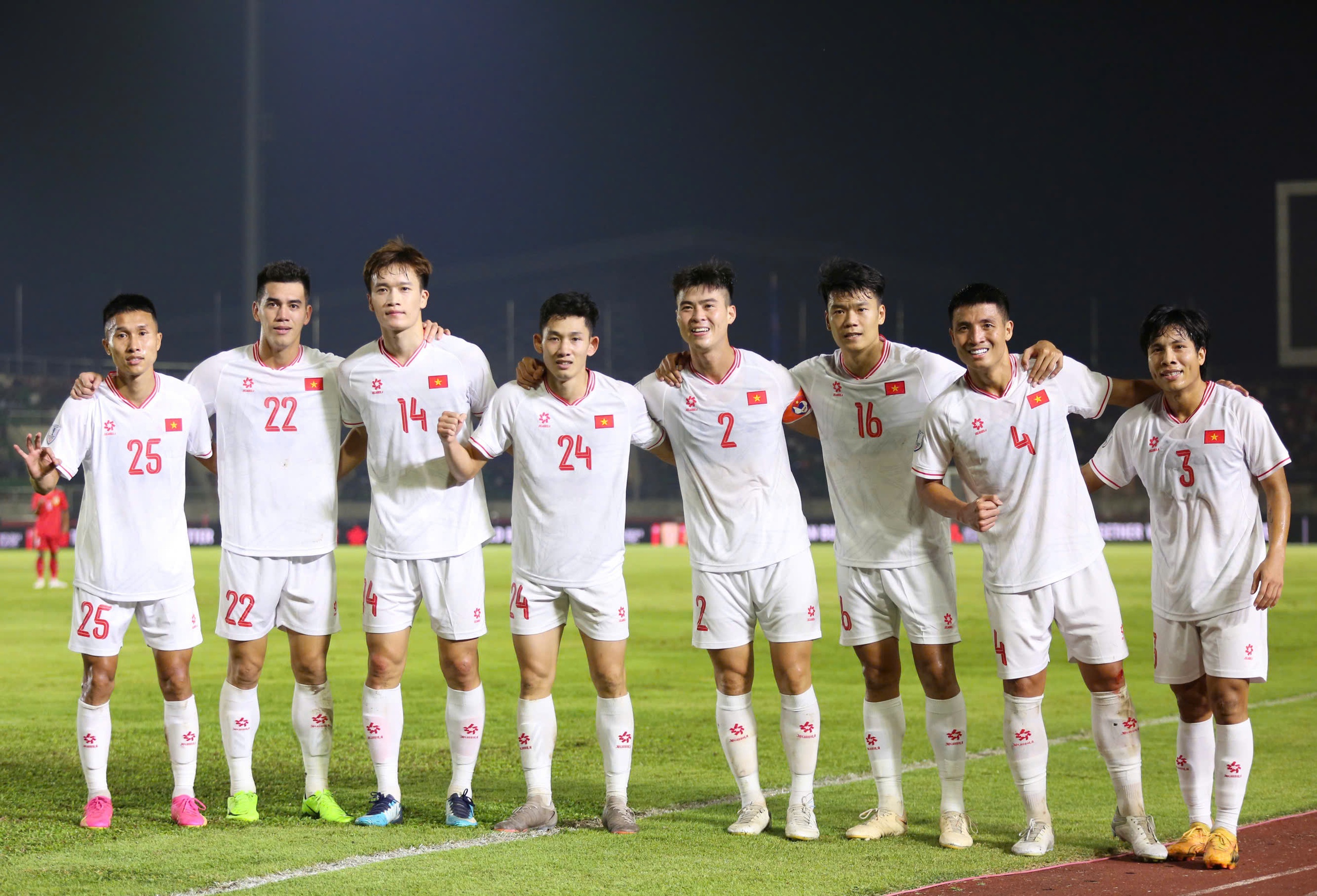Vé xem Việt Nam đấu Indonesia và trận đầu tiên có Xuân Son: VFF bán trực tiếp ở đâu?- Ảnh 2. Vé xem Việt Nam đấu Indonesia và trận đầu tiên có Xuân Son: VFF bán trực tiếp ở đâu?- Ảnh 2.