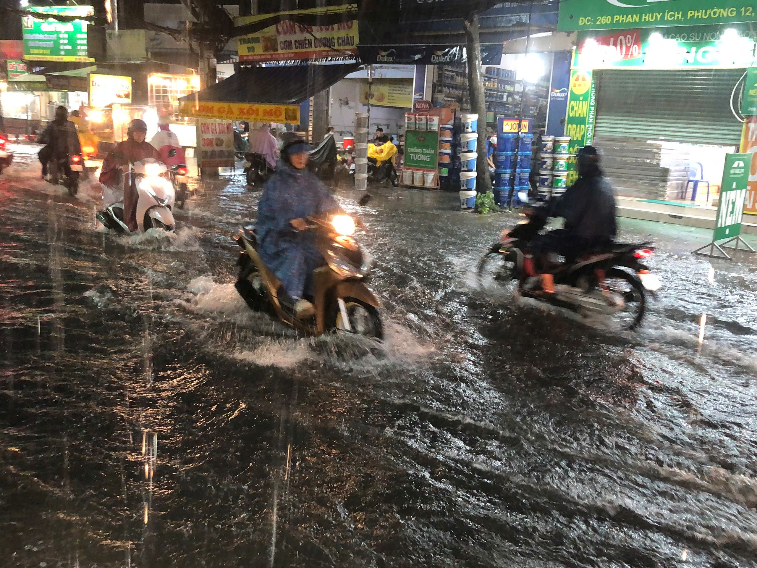 Vì sao chiều nay TP HCM bất ngờ mưa lớn?- Ảnh 1. Vì sao chiều nay TP HCM bất ngờ mưa lớn?- Ảnh 1.
