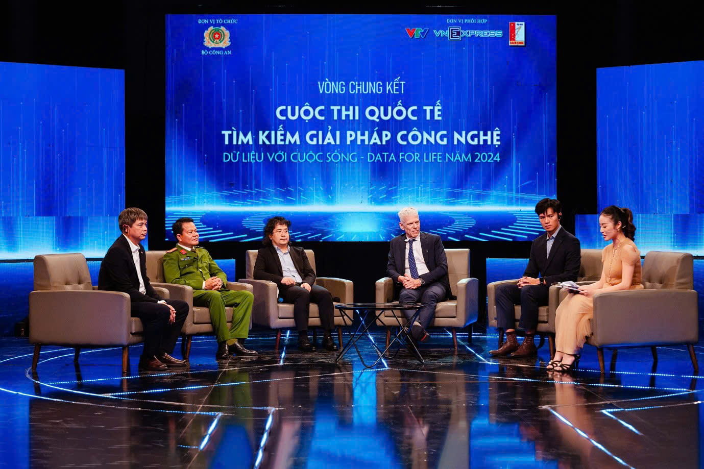Vietcombank đồng hành cùng cuộc thi Data for Life 2024- Ảnh 1. Vietcombank đồng hành cùng cuộc thi Data for Life 2024- Ảnh 1.
