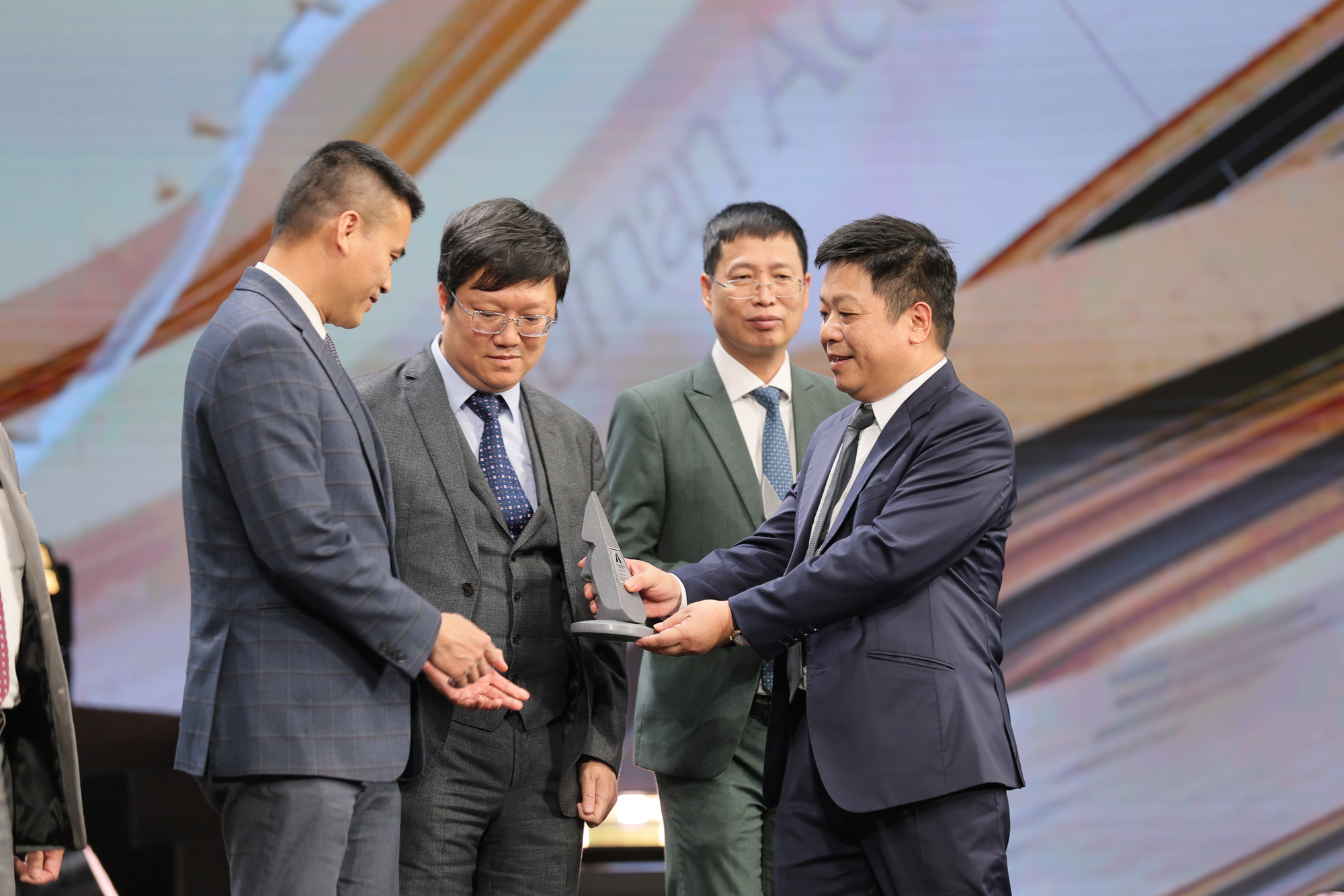 Vietnam Airlines giành giải thưởng 'Ý tưởng phát triển bền vững' tại Human Act Prize 2024 - Ảnh 1. Vietnam Airlines giành giải thưởng 'Ý tưởng phát triển bền vững' tại Human Act Prize 2024 - Ảnh 1.