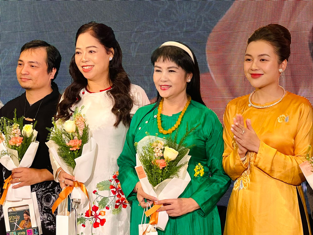 Ca sĩ Vũ Thùy Linh (bìa phải) và nhạc sĩ Lưu Quang Minh (bìa trái) trong buổi ra mắt album “Tiếng tơ đồng thánh thót”. Ảnh: LAN ANH Ca sĩ Vũ Thùy Linh (bìa phải) và nhạc sĩ Lưu Quang Minh (bìa trái) trong buổi ra mắt album “Tiếng tơ đồng thánh thót”. Ảnh: LAN ANH