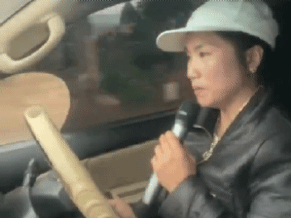 Vụ người phụ nữ vừa lái xe vừa hát karaoke: Đã xác định được danh tính - 1 Vụ người phụ nữ vừa lái xe vừa hát karaoke: Đã xác định được danh tính - 1