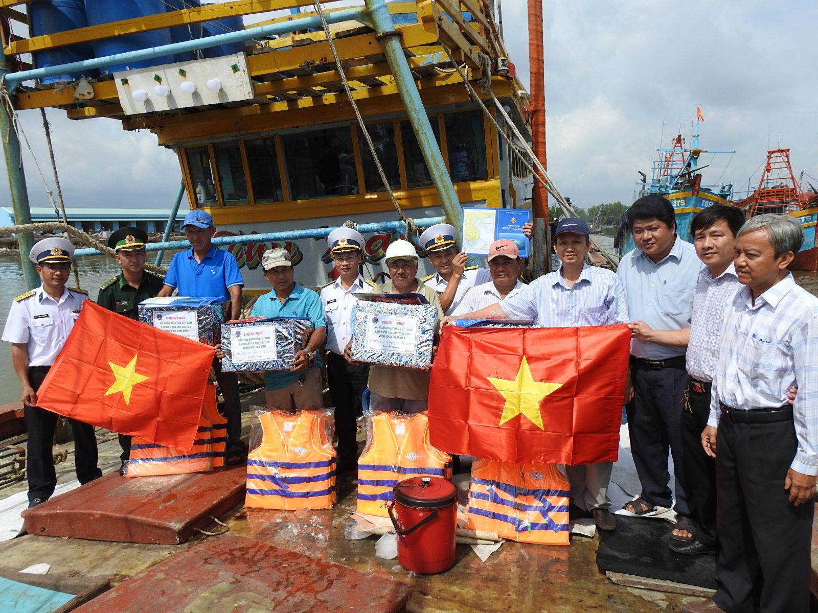 Vùng 2 Hải quân đồng hành cùng ngư dân vươn khơi bám biển - Ảnh 1. Vùng 2 Hải quân đồng hành cùng ngư dân vươn khơi bám biển - Ảnh 1.