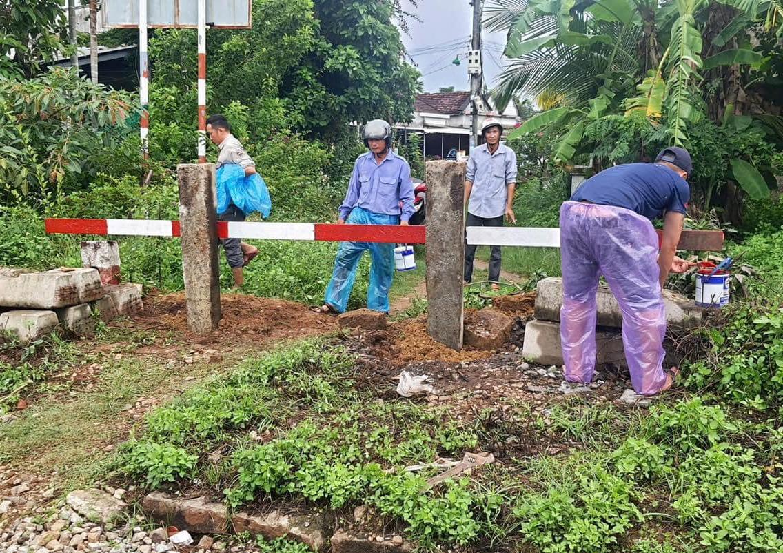 Quảng Ngãi: Xóa lối đi tự mở qua đường sắt, phòng ngừa nguy cơ tai nạn- Ảnh 1. Quảng Ngãi: Xóa lối đi tự mở qua đường sắt, phòng ngừa nguy cơ tai nạn- Ảnh 1.