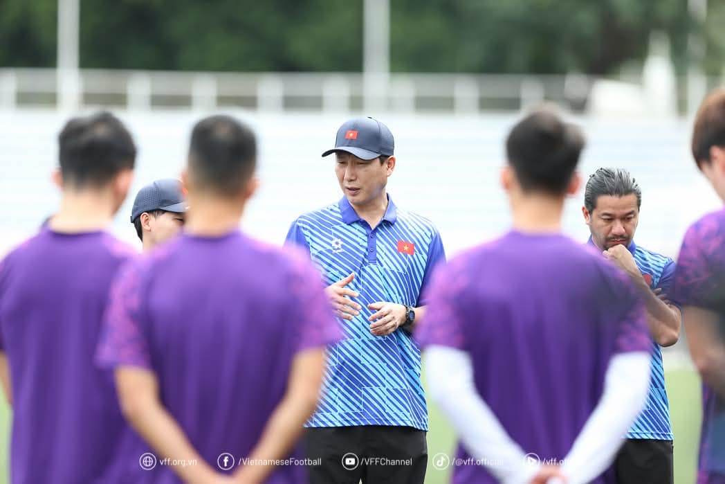 Xuân Son tập luyện năng nổ trước khi về nước, sẵn sàng tỏa sáng để thắng Myanmar- Ảnh 1. Xuân Son tập luyện năng nổ trước khi về nước, sẵn sàng tỏa sáng để thắng Myanmar- Ảnh 1.