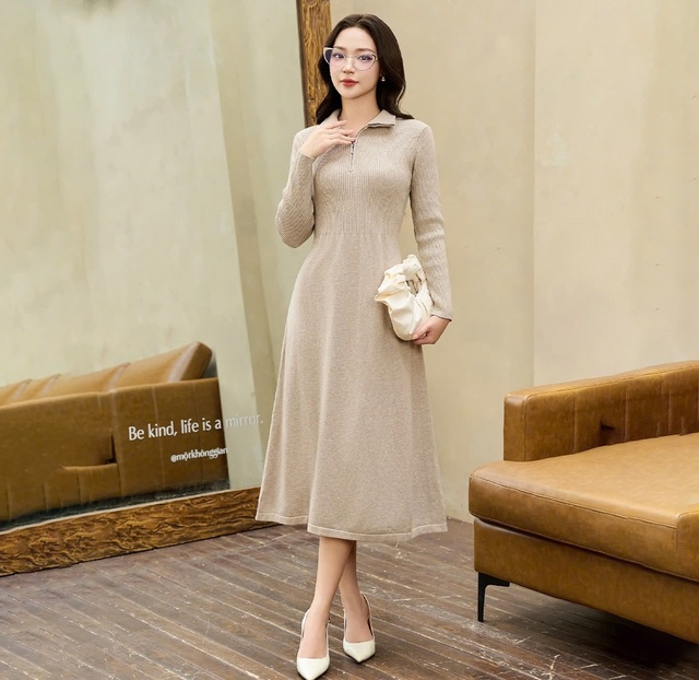Xuống phố mùa này với trang phục vải len đa phong cách- Ảnh 1. Xuống phố mùa này với trang phục vải len đa phong cách- Ảnh 1.