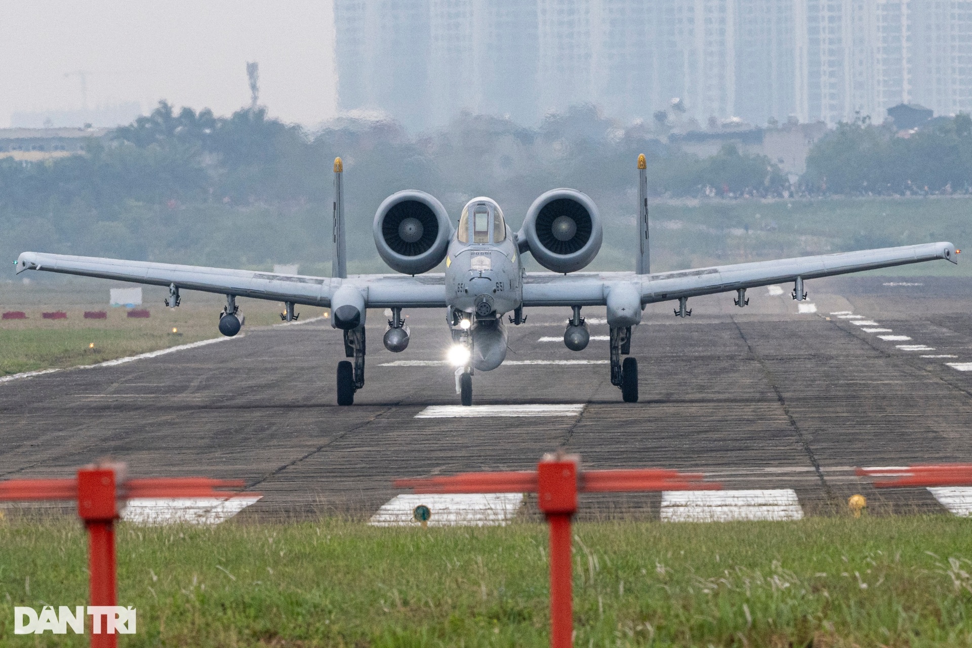 Máy bay cường kích A-10 Thunderbolt II của Mỹ hạ cánh xuống sân bay Gia Lâm - 5 Máy bay cường kích A-10 Thunderbolt II của Mỹ hạ cánh xuống sân bay Gia Lâm - 5