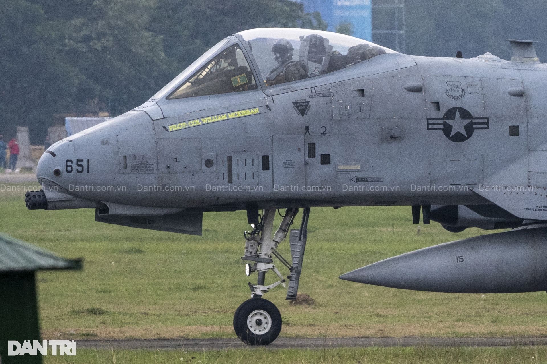 Máy bay cường kích A-10 Thunderbolt II của Mỹ hạ cánh xuống sân bay Gia Lâm - 6 Máy bay cường kích A-10 Thunderbolt II của Mỹ hạ cánh xuống sân bay Gia Lâm - 6