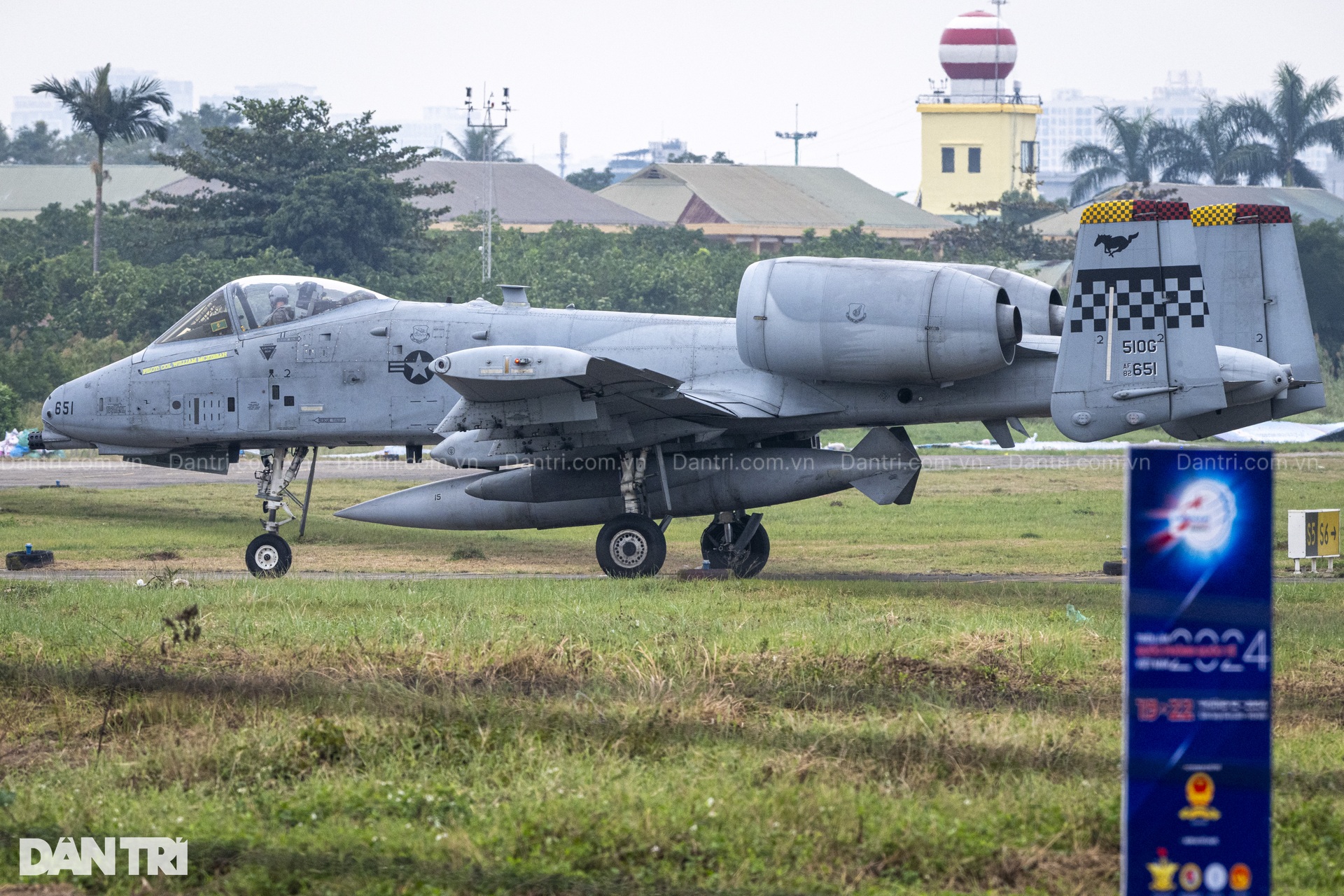 Máy bay cường kích A-10 Thunderbolt II của Mỹ hạ cánh xuống sân bay Gia Lâm - 7 Máy bay cường kích A-10 Thunderbolt II của Mỹ hạ cánh xuống sân bay Gia Lâm - 7