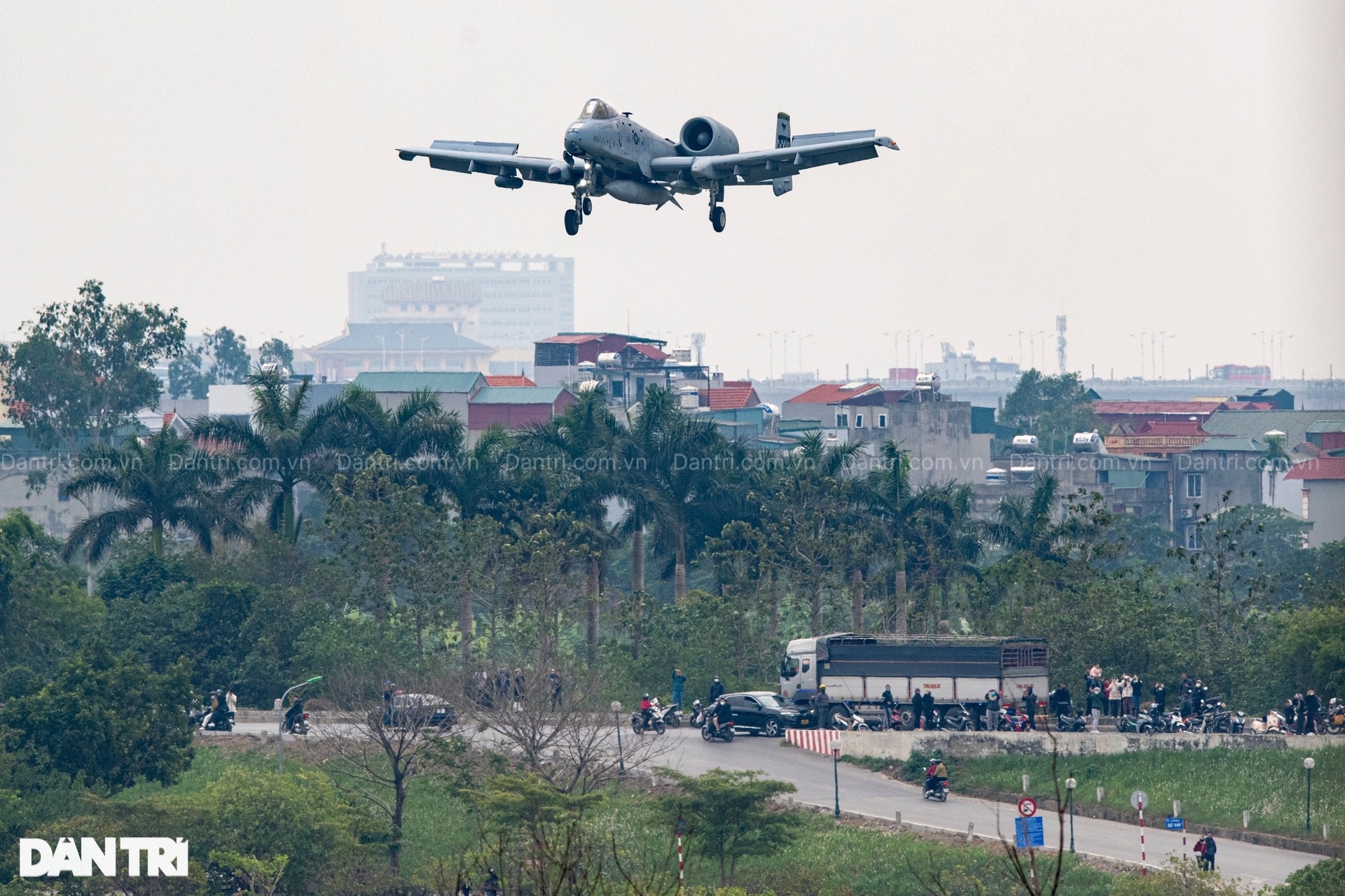 Máy bay cường kích A-10 Thunderbolt II của Mỹ hạ cánh xuống sân bay Gia Lâm - 3 Máy bay cường kích A-10 Thunderbolt II của Mỹ hạ cánh xuống sân bay Gia Lâm - 3