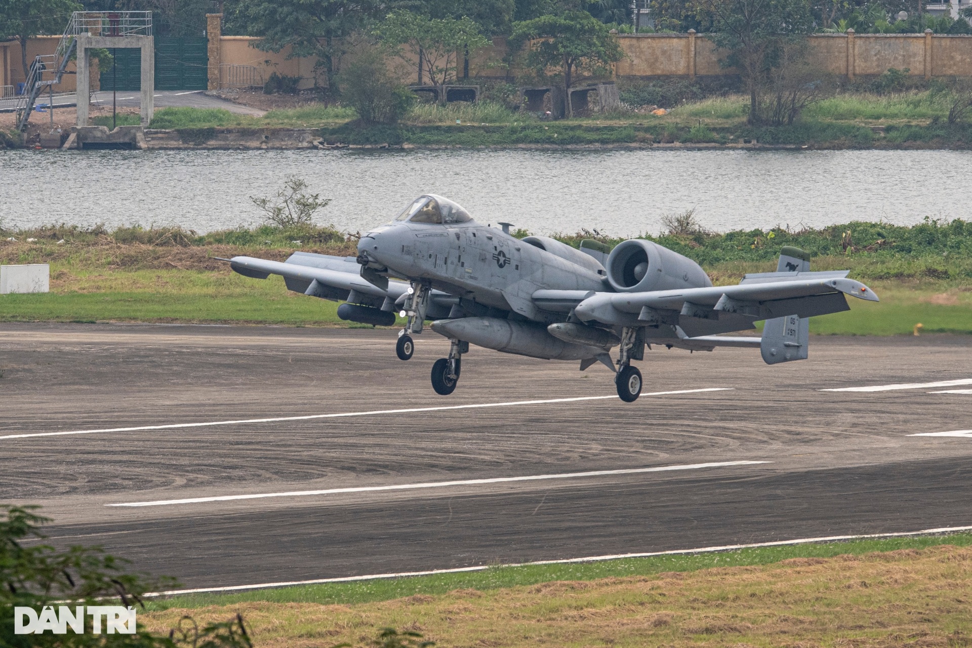 Máy bay cường kích A-10 Thunderbolt II của Mỹ hạ cánh xuống sân bay Gia Lâm - 2 Máy bay cường kích A-10 Thunderbolt II của Mỹ hạ cánh xuống sân bay Gia Lâm - 2