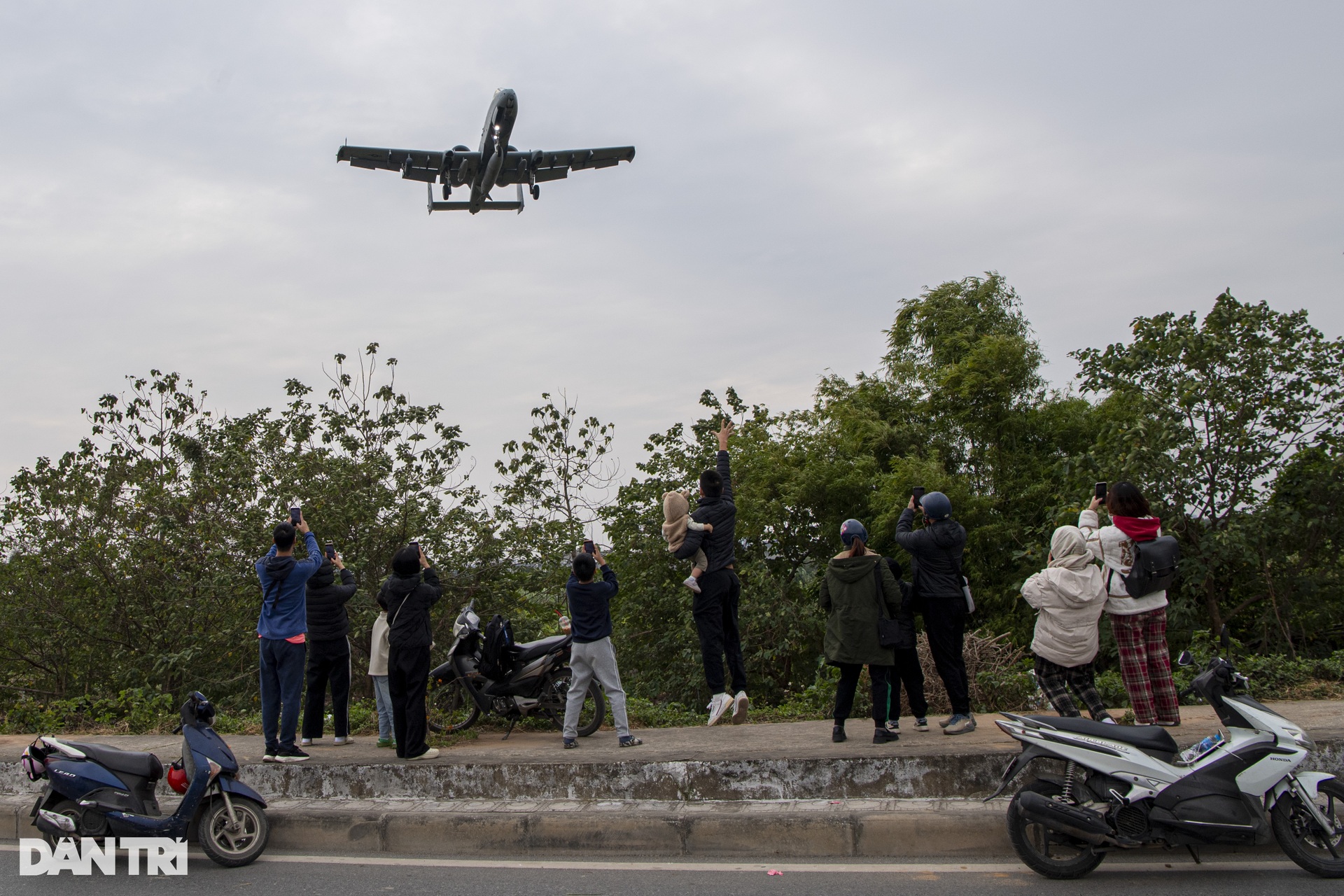 Máy bay cường kích A-10 Thunderbolt II của Mỹ hạ cánh xuống sân bay Gia Lâm - 4 Máy bay cường kích A-10 Thunderbolt II của Mỹ hạ cánh xuống sân bay Gia Lâm - 4