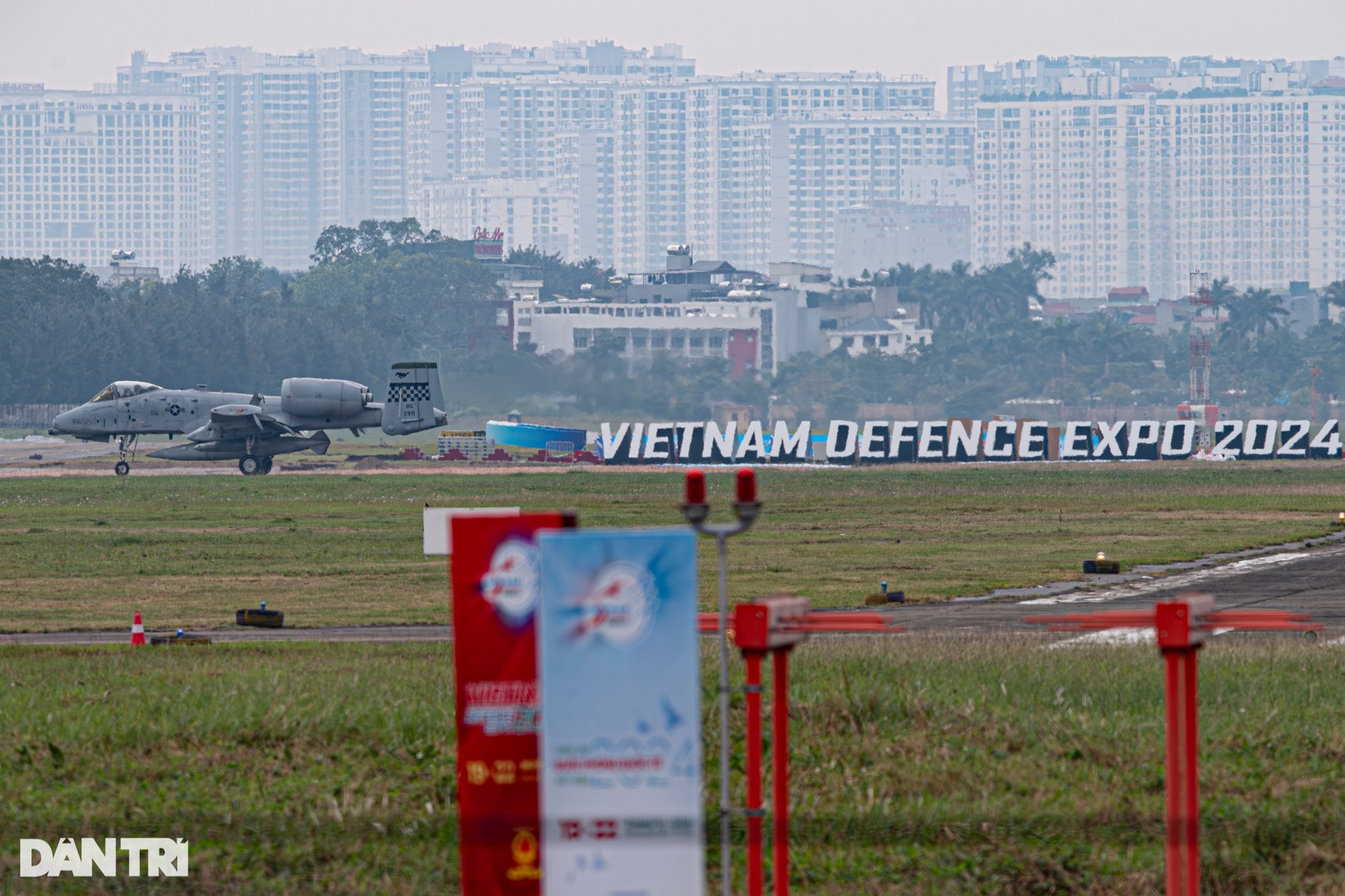 Máy bay cường kích A-10 Thunderbolt II của Mỹ hạ cánh xuống sân bay Gia Lâm - 8 Máy bay cường kích A-10 Thunderbolt II của Mỹ hạ cánh xuống sân bay Gia Lâm - 8