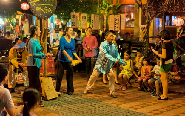 Biểu diễn hát Bài Chòi ở phố cổ Hội An. (Ảnh: TTXVN) bai-choi-1-9558.png