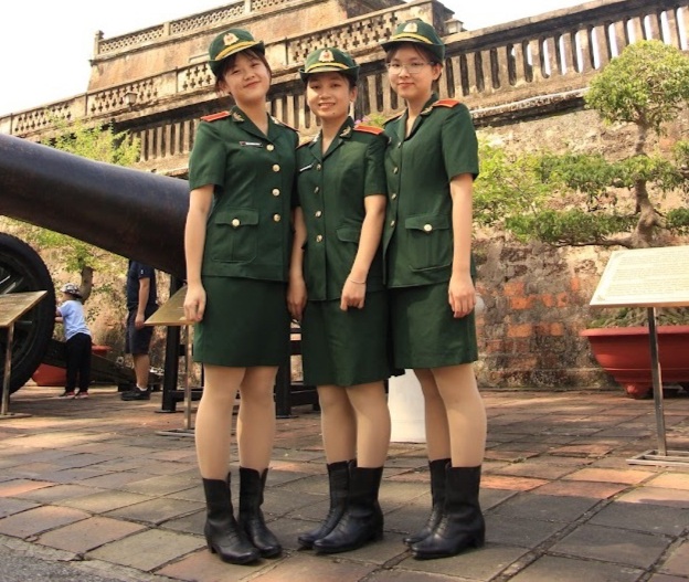 Bông hồng thép thủ khoa kể chuyện mang súng, vác bao cát hành quân - 1 Bông hồng thép thủ khoa kể chuyện mang súng, vác bao cát hành quân - 1