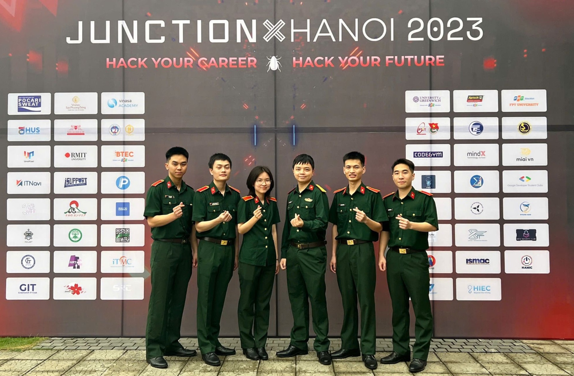 Bông hồng thép thủ khoa kể chuyện mang súng, vác bao cát hành quân - 2 Bông hồng thép thủ khoa kể chuyện mang súng, vác bao cát hành quân - 2