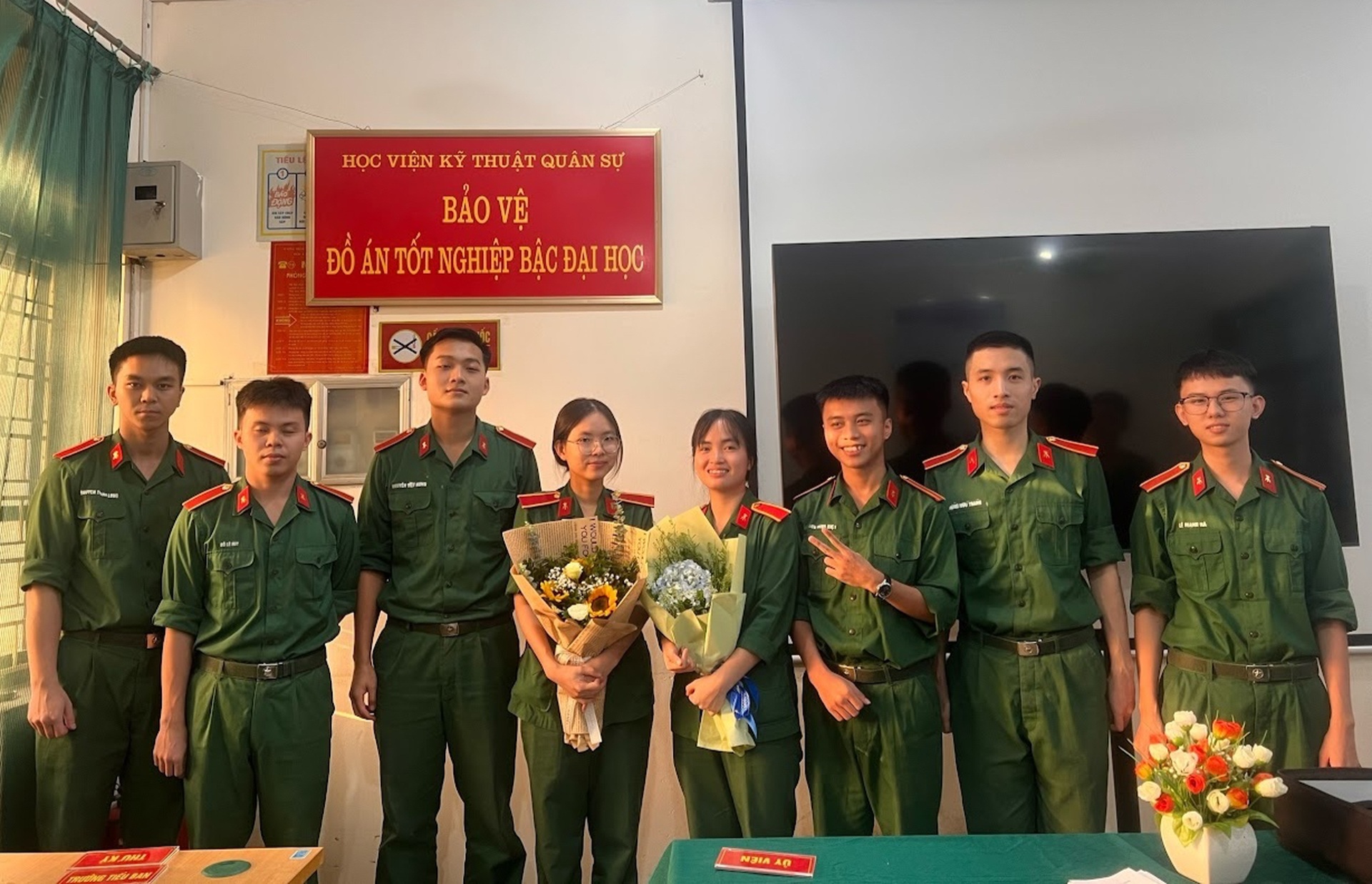 Bông hồng thép thủ khoa kể chuyện mang súng, vác bao cát hành quân - 4 Bông hồng thép thủ khoa kể chuyện mang súng, vác bao cát hành quân - 4