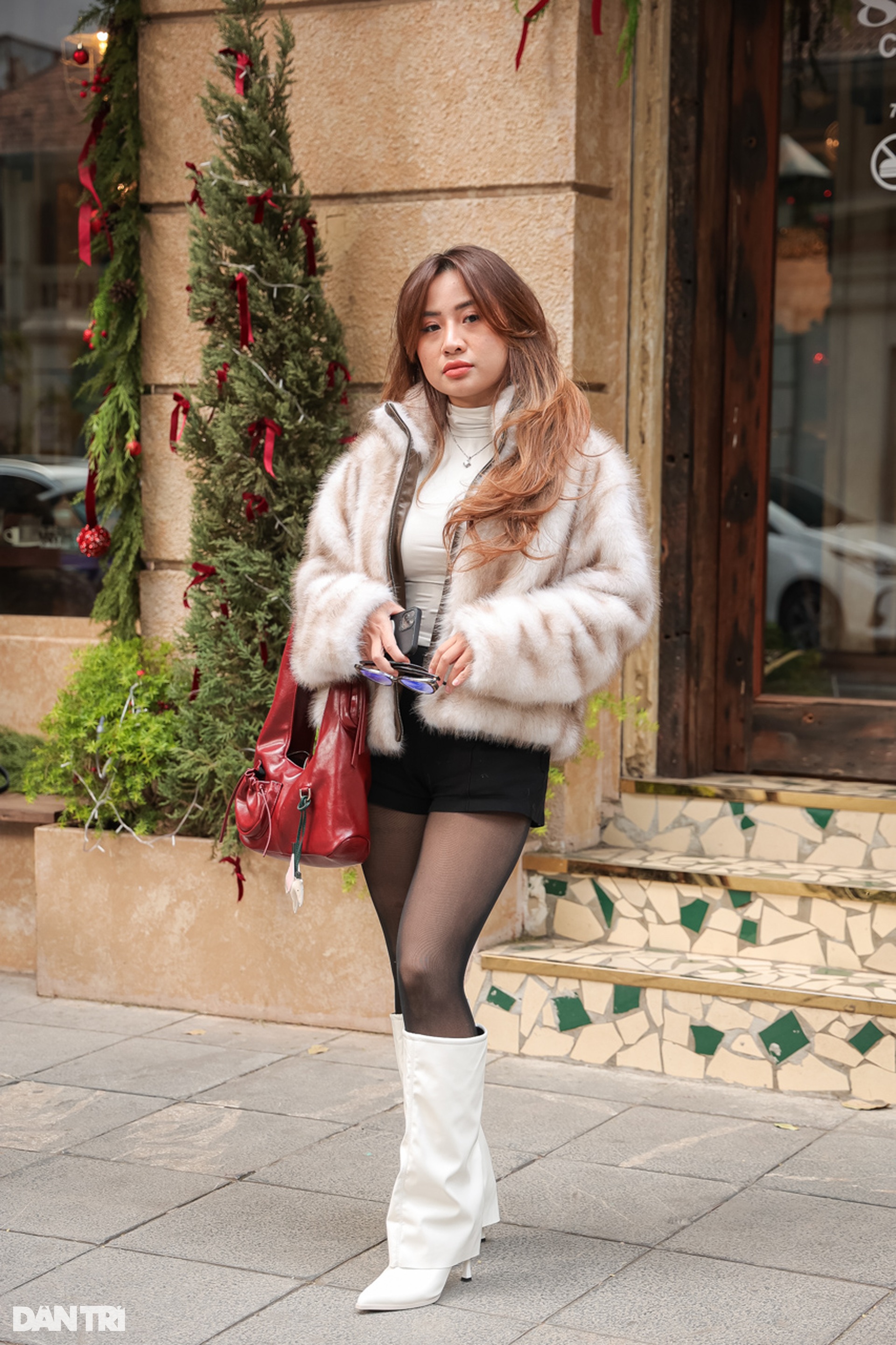 Thiếu nữ diện váy ngắn, khoe dáng gợi cảm đón Giáng sinh ở Hà Nội - 5 Thiếu nữ diện váy ngắn, khoe dáng gợi cảm đón Giáng sinh ở Hà Nội - 5
