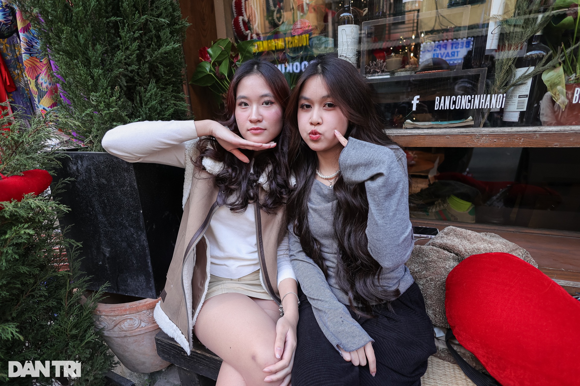 Thiếu nữ diện váy ngắn, khoe dáng gợi cảm đón Giáng sinh ở Hà Nội - 11 Thiếu nữ diện váy ngắn, khoe dáng gợi cảm đón Giáng sinh ở Hà Nội - 11