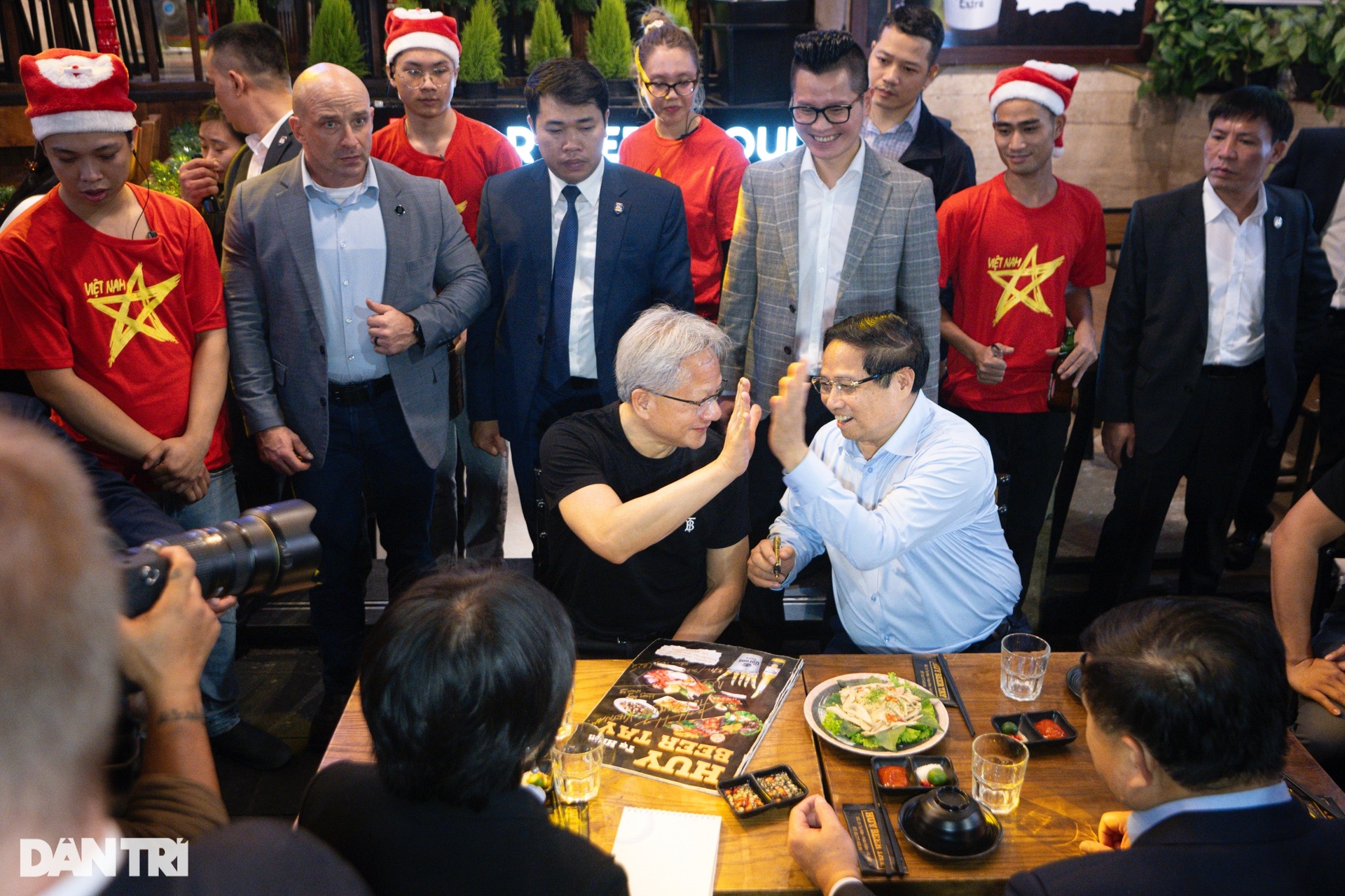 Thủ tướng Phạm Minh Chính và CEO Nvidia thưởng thức bia phố cổ Hà Nội - 8 Thủ tướng Phạm Minh Chính và CEO Nvidia thưởng thức bia phố cổ Hà Nội - 8