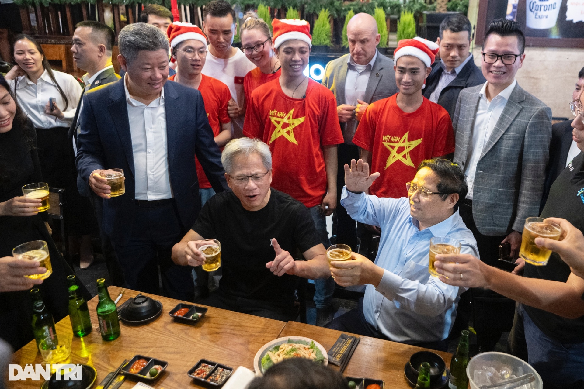 Thủ tướng Phạm Minh Chính và CEO Nvidia thưởng thức bia phố cổ Hà Nội - 10 Thủ tướng Phạm Minh Chính và CEO Nvidia thưởng thức bia phố cổ Hà Nội - 10