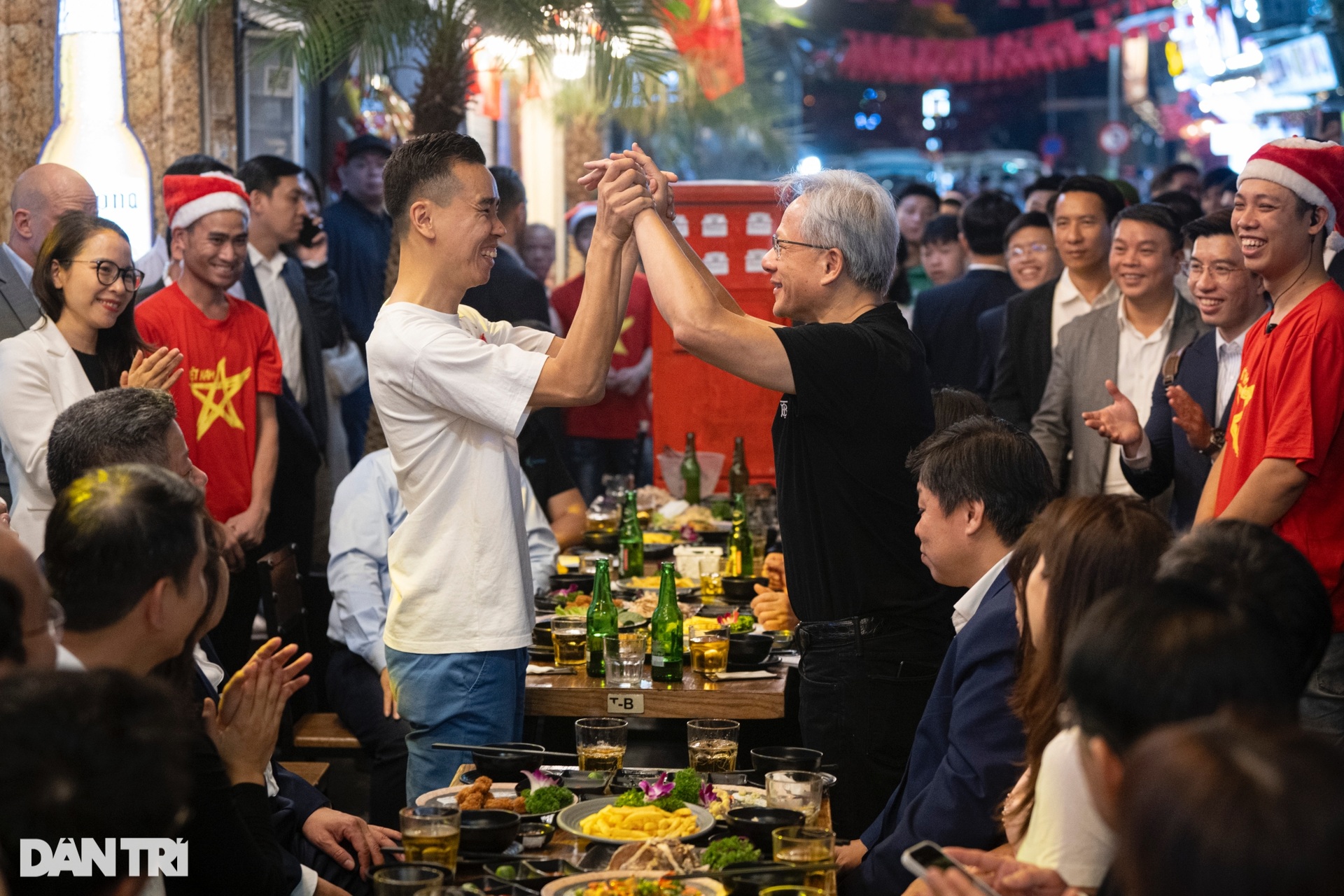 Thủ tướng Phạm Minh Chính và CEO Nvidia thưởng thức bia phố cổ Hà Nội - 12 Thủ tướng Phạm Minh Chính và CEO Nvidia thưởng thức bia phố cổ Hà Nội - 12