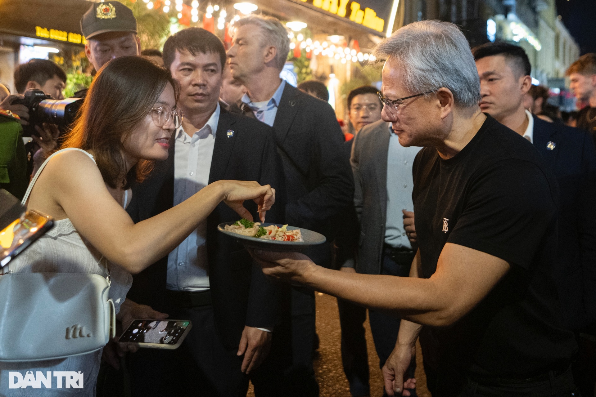 Thủ tướng Phạm Minh Chính và CEO Nvidia thưởng thức bia phố cổ Hà Nội - 13 Thủ tướng Phạm Minh Chính và CEO Nvidia thưởng thức bia phố cổ Hà Nội - 13