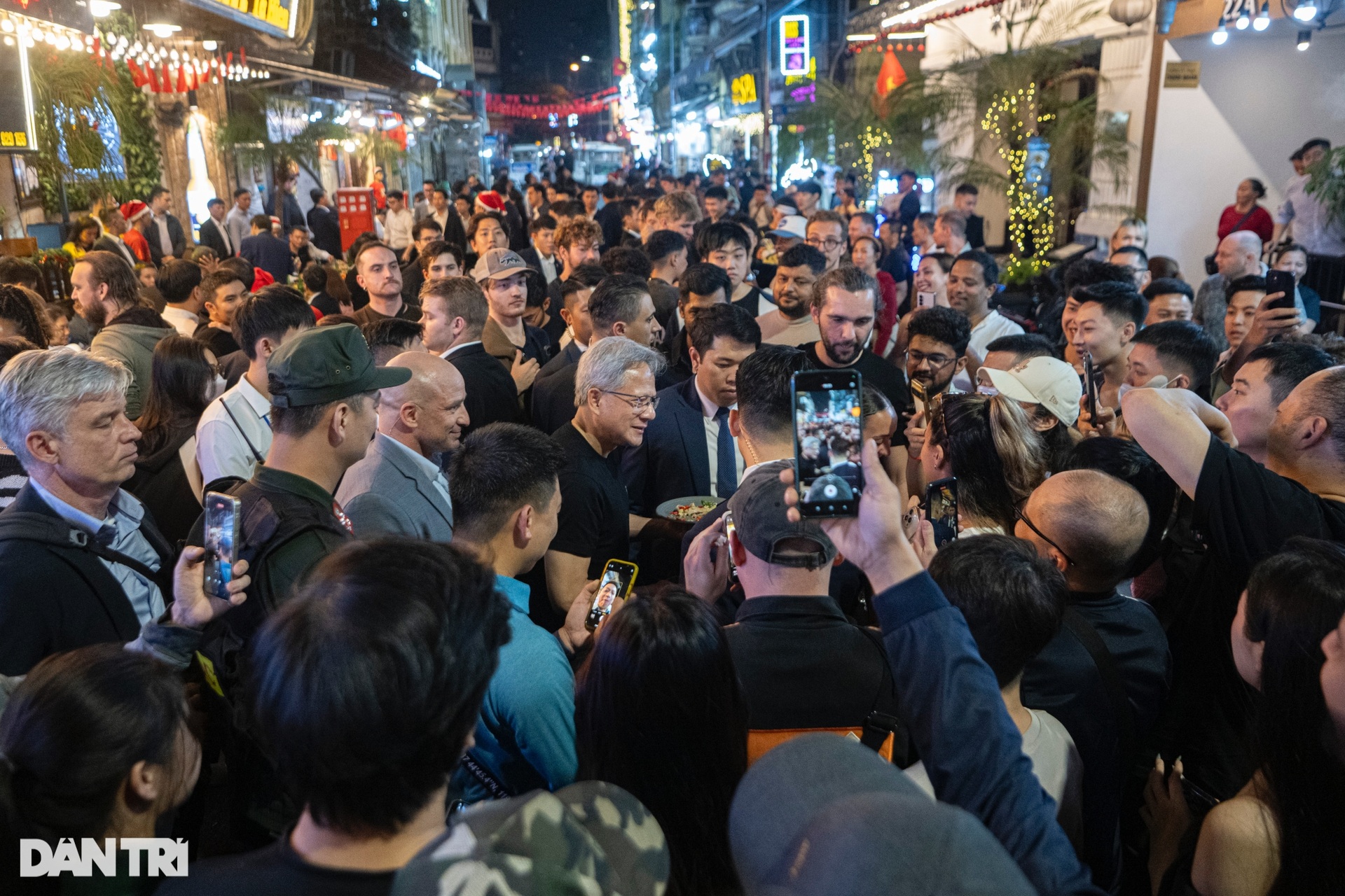 Thủ tướng Phạm Minh Chính và CEO Nvidia thưởng thức bia phố cổ Hà Nội - 14 Thủ tướng Phạm Minh Chính và CEO Nvidia thưởng thức bia phố cổ Hà Nội - 14