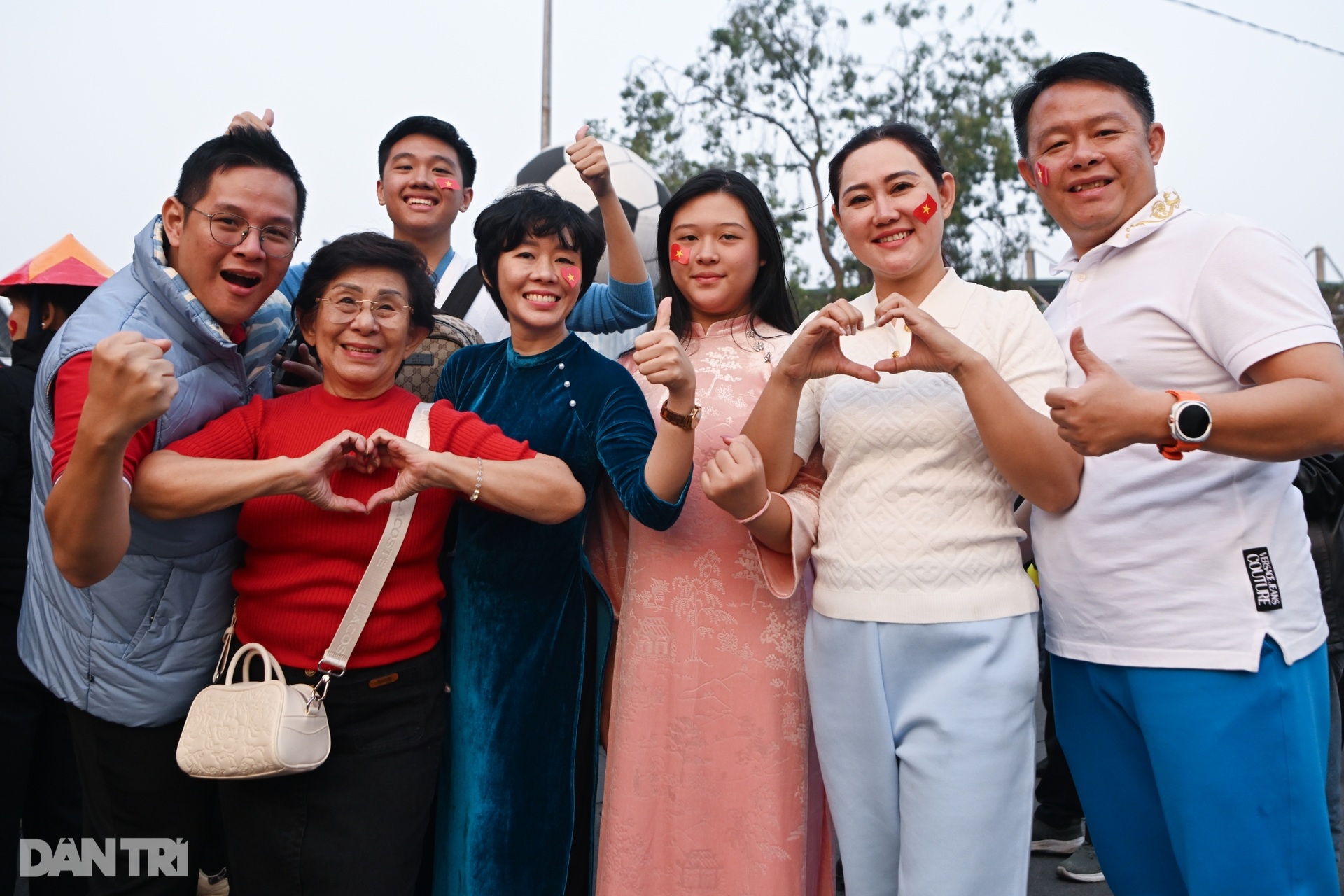Cổ động viên vượt hàng trăm cây số đi từ sáng sớm cổ vũ tuyển Việt Nam - 6 Cổ động viên vượt hàng trăm cây số đi từ sáng sớm cổ vũ tuyển Việt Nam - 6