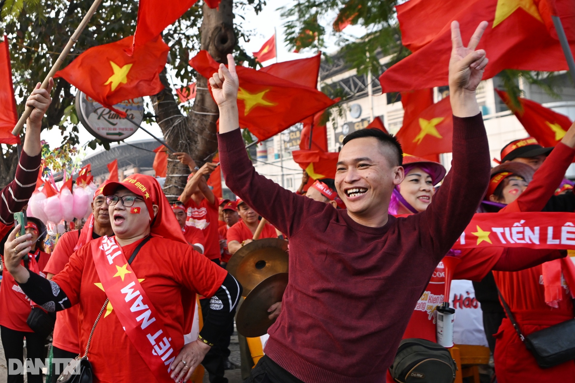 Cổ động viên vượt hàng trăm cây số đi từ sáng sớm cổ vũ tuyển Việt Nam - 3 Cổ động viên vượt hàng trăm cây số đi từ sáng sớm cổ vũ tuyển Việt Nam - 3