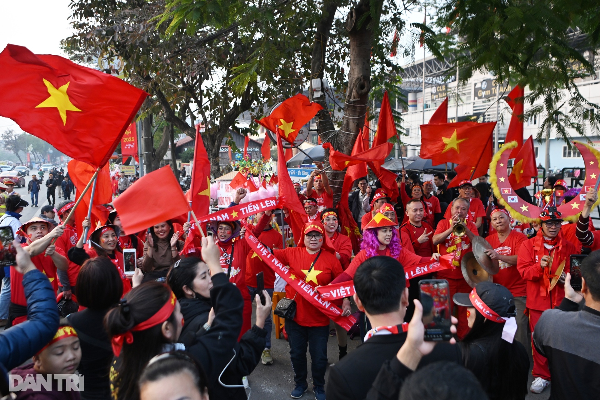 Cổ động viên vượt hàng trăm cây số đi từ sáng sớm cổ vũ tuyển Việt Nam - 1 Cổ động viên vượt hàng trăm cây số đi từ sáng sớm cổ vũ tuyển Việt Nam - 1