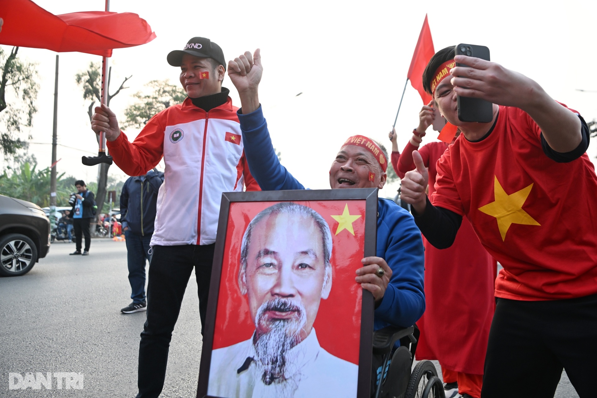 Cổ động viên vượt hàng trăm cây số đi từ sáng sớm cổ vũ tuyển Việt Nam - 4 Cổ động viên vượt hàng trăm cây số đi từ sáng sớm cổ vũ tuyển Việt Nam - 4
