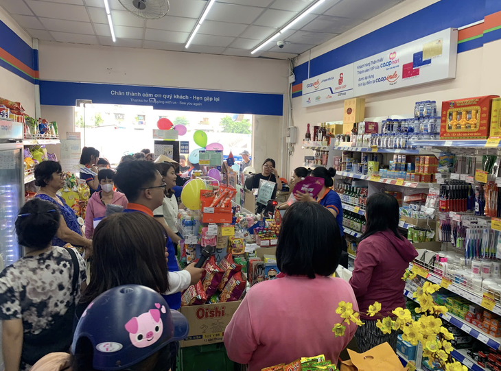 Co.opSmile khuấy động TP.HCM với roadshow xe cổ độc đáo cùng - Vietnam.vn'cơn mưa' quà tặng Co.opSmile khuấy động TP.HCM với roadshow xe cổ độc đáo cùng 'cơn mưa' quà tặng