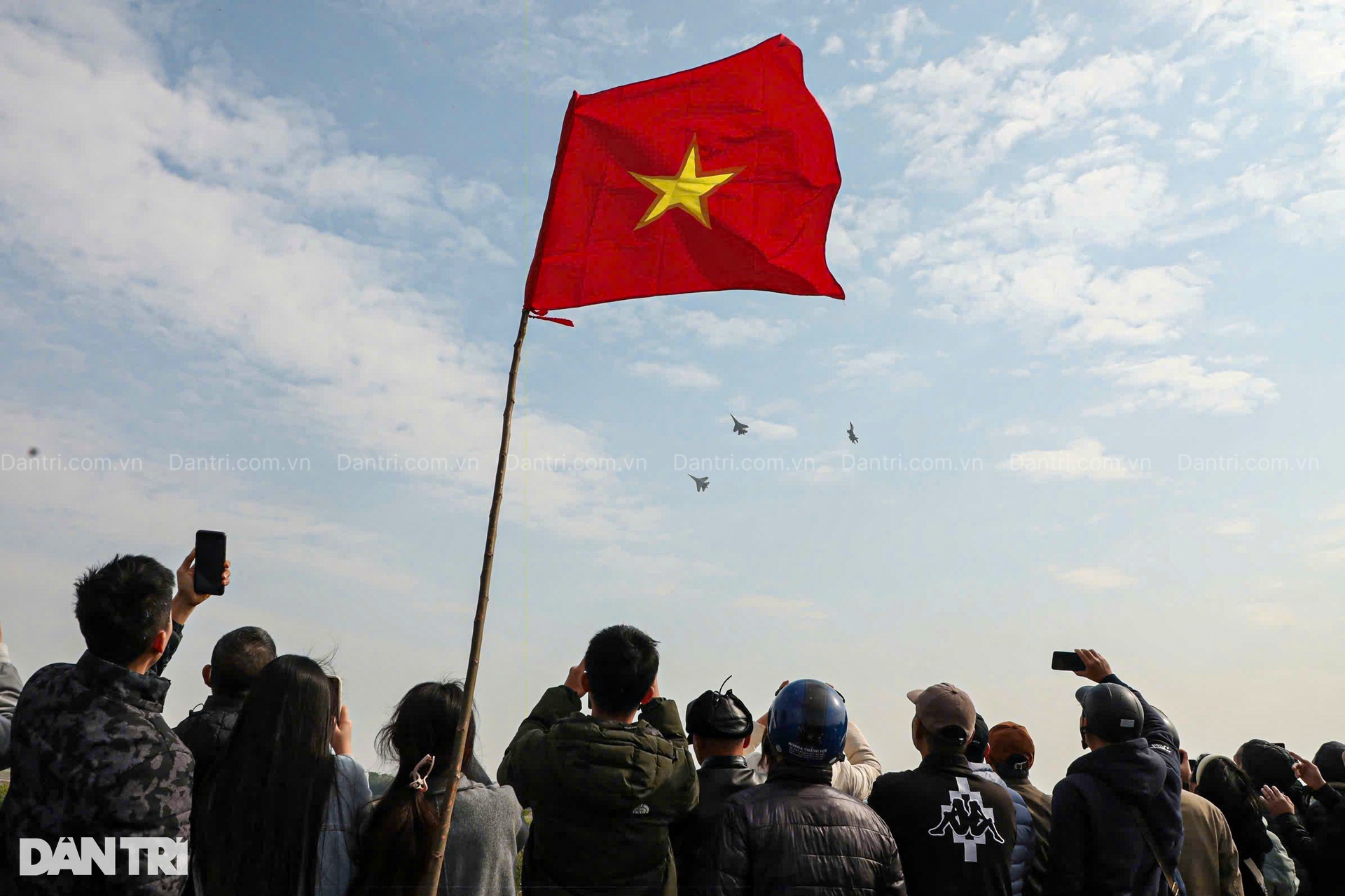 Hổ mang chúa SU-30MK2 bắn 96 quả đạn nhiễu rực sáng bầu trời Hà Nội - 7 Hổ mang chúa SU-30MK2 bắn 96 quả đạn nhiễu rực sáng bầu trời Hà Nội - 7