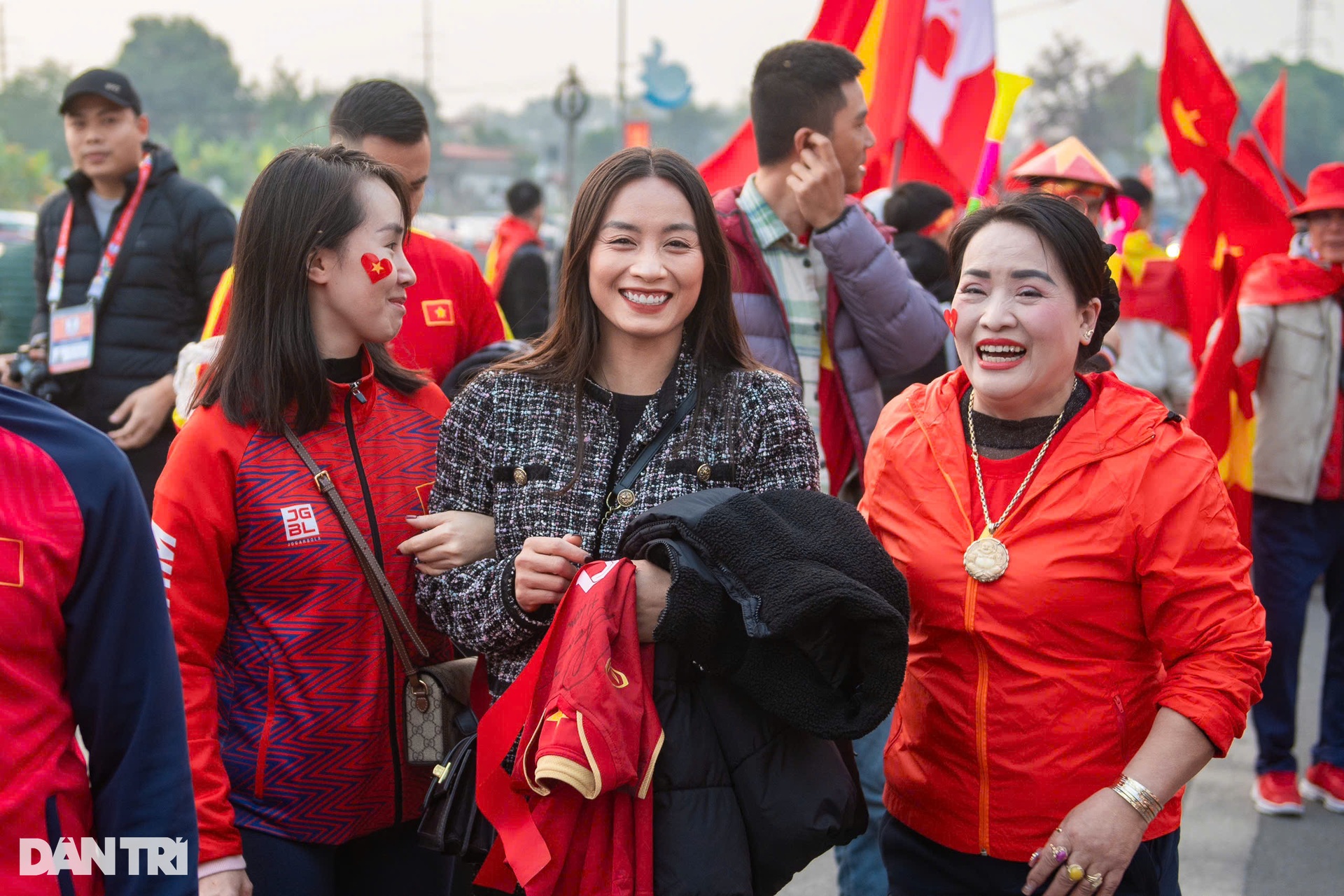 Cổ động viên vượt hàng trăm cây số đi từ sáng sớm cổ vũ tuyển Việt Nam - 7 Cổ động viên vượt hàng trăm cây số đi từ sáng sớm cổ vũ tuyển Việt Nam - 7