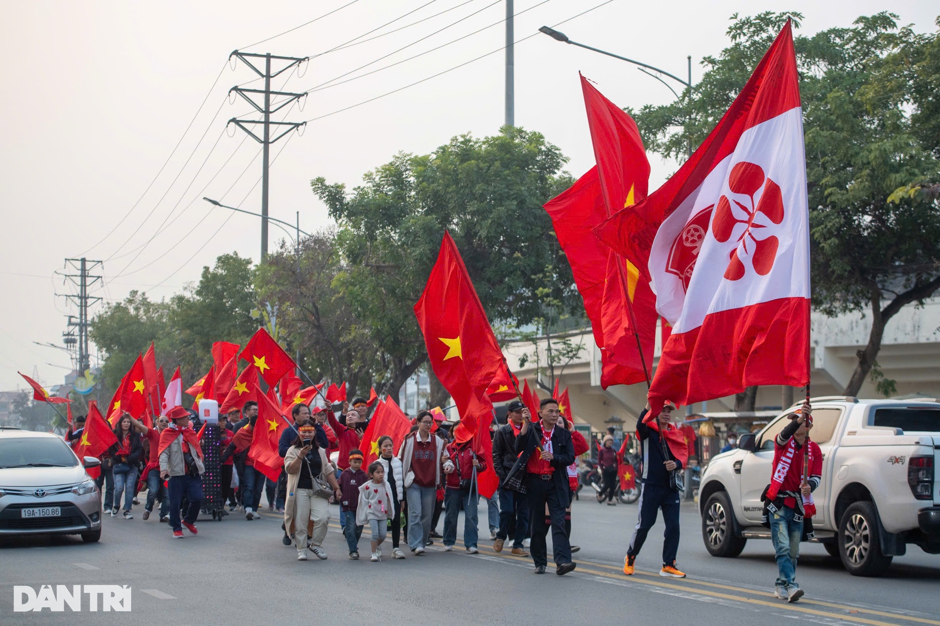 Cổ động viên vượt hàng trăm cây số đi từ sáng sớm cổ vũ tuyển Việt Nam - 11 Cổ động viên vượt hàng trăm cây số đi từ sáng sớm cổ vũ tuyển Việt Nam - 11
