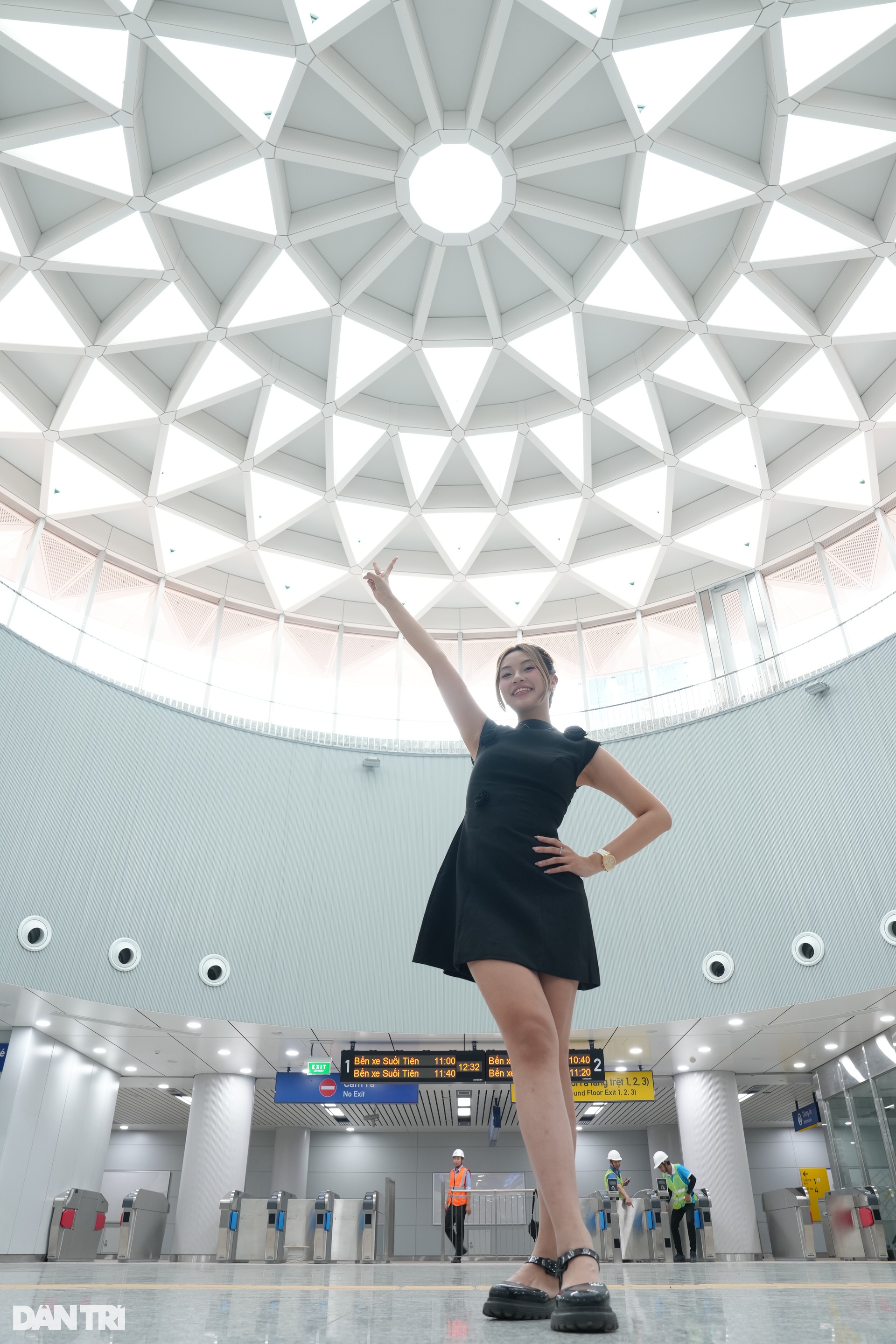 Giới trẻ TPHCM đổ xô đi trải nghiệm tuyến metro số 1 trước ngày vận hành - 9 Giới trẻ TPHCM đổ xô đi trải nghiệm tuyến metro số 1 trước ngày vận hành - 9