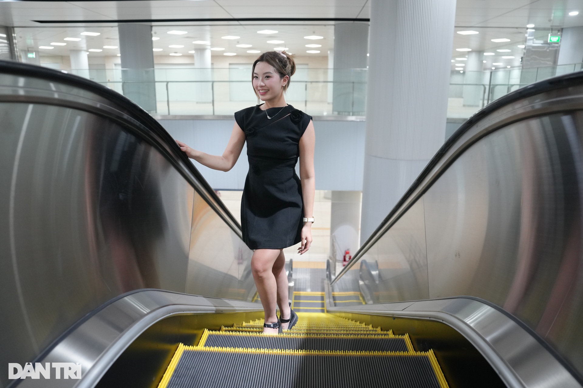 Giới trẻ TPHCM đổ xô đi trải nghiệm tuyến metro số 1 trước ngày vận hành - 3 Giới trẻ TPHCM đổ xô đi trải nghiệm tuyến metro số 1 trước ngày vận hành - 3