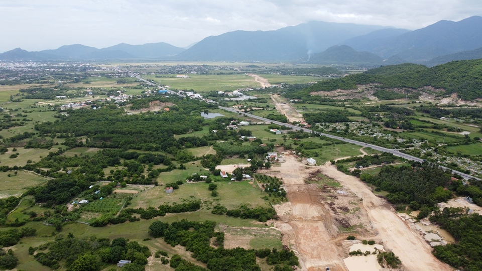 Khu công nghiệp Dốc Đá Trắng có gần 204 ha là diện tích đất sản xuất công nghiệp, kho bãi với mật độ xây dựng tối đa 70%, cao tối đa 5 tầng. Ảnh: Trung Nhân