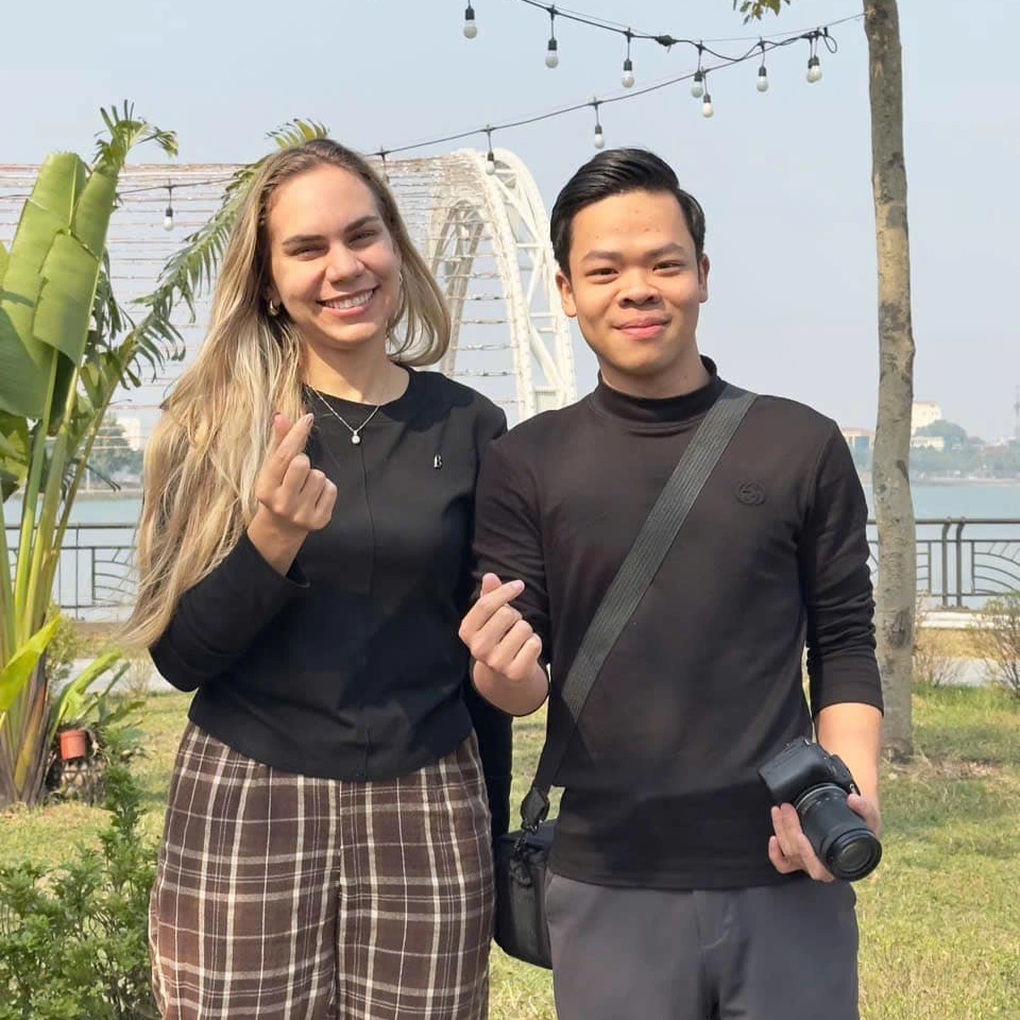 Gia đình Xuân Son có mặt ở Việt Trì, người hâm mộ xin chụp ảnh cùng - 3 Gia đình Xuân Son có mặt ở Việt Trì, người hâm mộ xin chụp ảnh cùng - 3