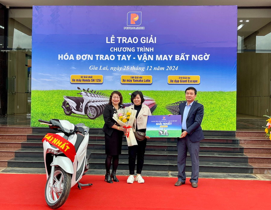 Giải nhất được trao cho khách hàng Trương Thị Thanh (ở huyện Kbang). Ảnh: V.T giai-1.jpg